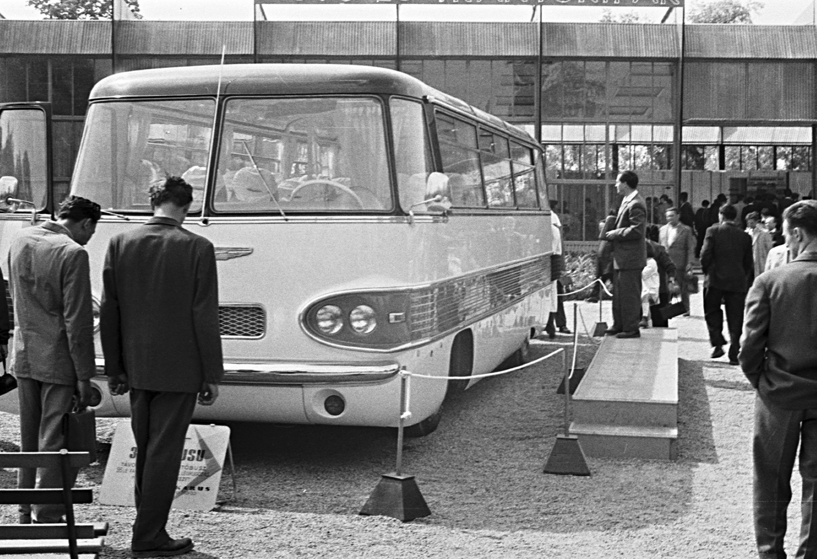 Hungary, Budapest XIV., Ikarus 303 típusú autóbusz., 1960, Erky-Nagy Tibor, bus, Hungarian brand, genre painting, Ikarus-brand, international fair, Budapest, Fortepan #77107