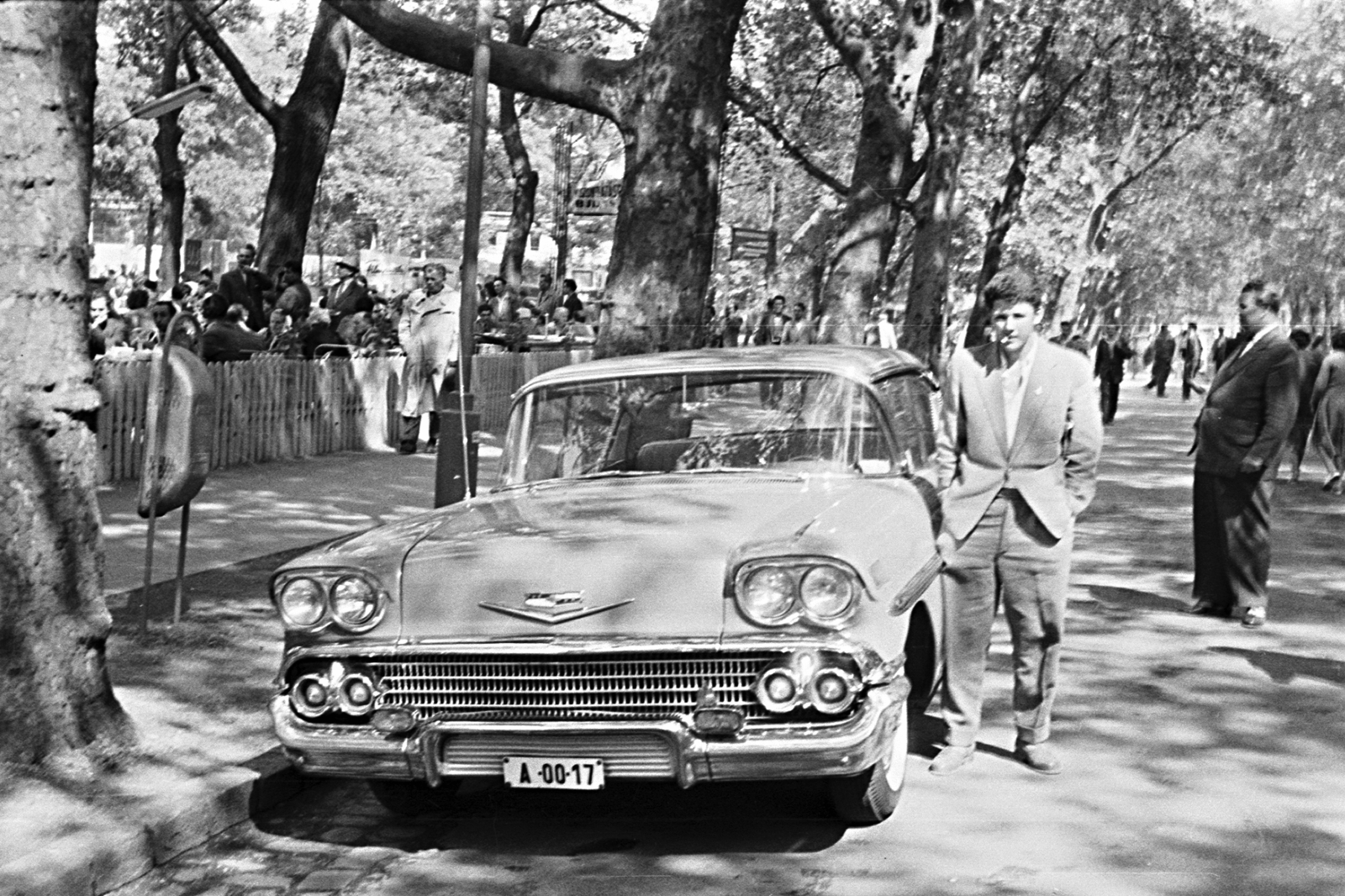 Hungary, Budapest XIV., Chevrolet személygépkocsi., 1960, Erky-Nagy Tibor, restaurant, genre painting, alley, Chevrolet-brand, number plate, trash can, Budapest, Fortepan #77109