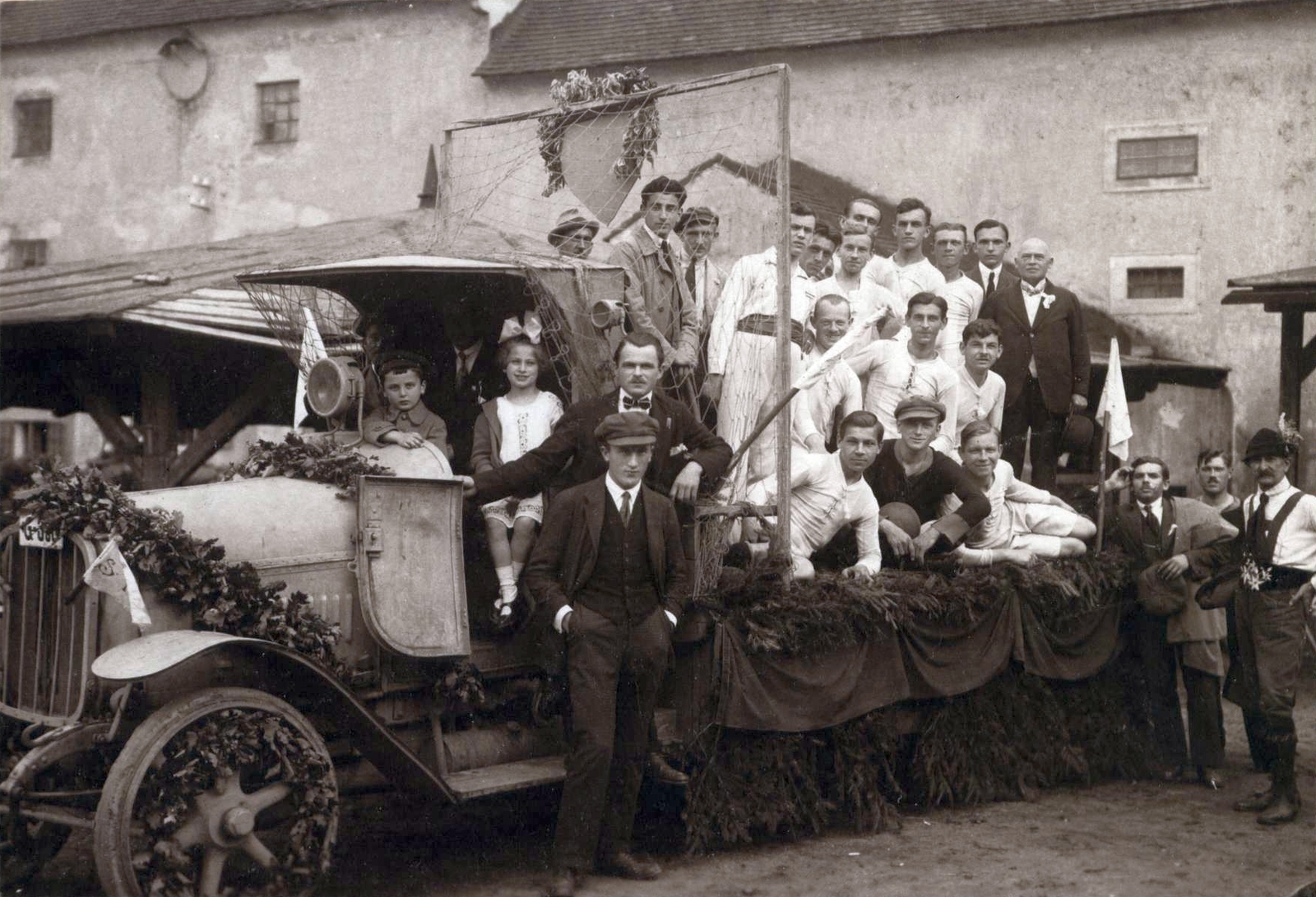 Magyarország, Sopron, Aranyhegy városrész, a Steiner Téglagyár munkásaiból alakult focicsapat május 1 alkalmával., 1920, Hajdu András, csoportkép, automobil, zsebredugott kéz, Fortepan #77151