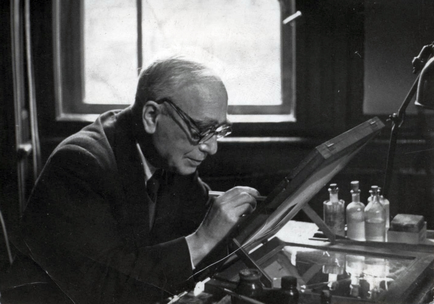 Magyarország, Budapest VII., Erzsébet (Lenin) körút 51. Kürti Dezső fényképész., 1956, Hajdu András, portré, férfi, fotózás, retus, Budapest, fényképész, műterem, Fortepan #77153