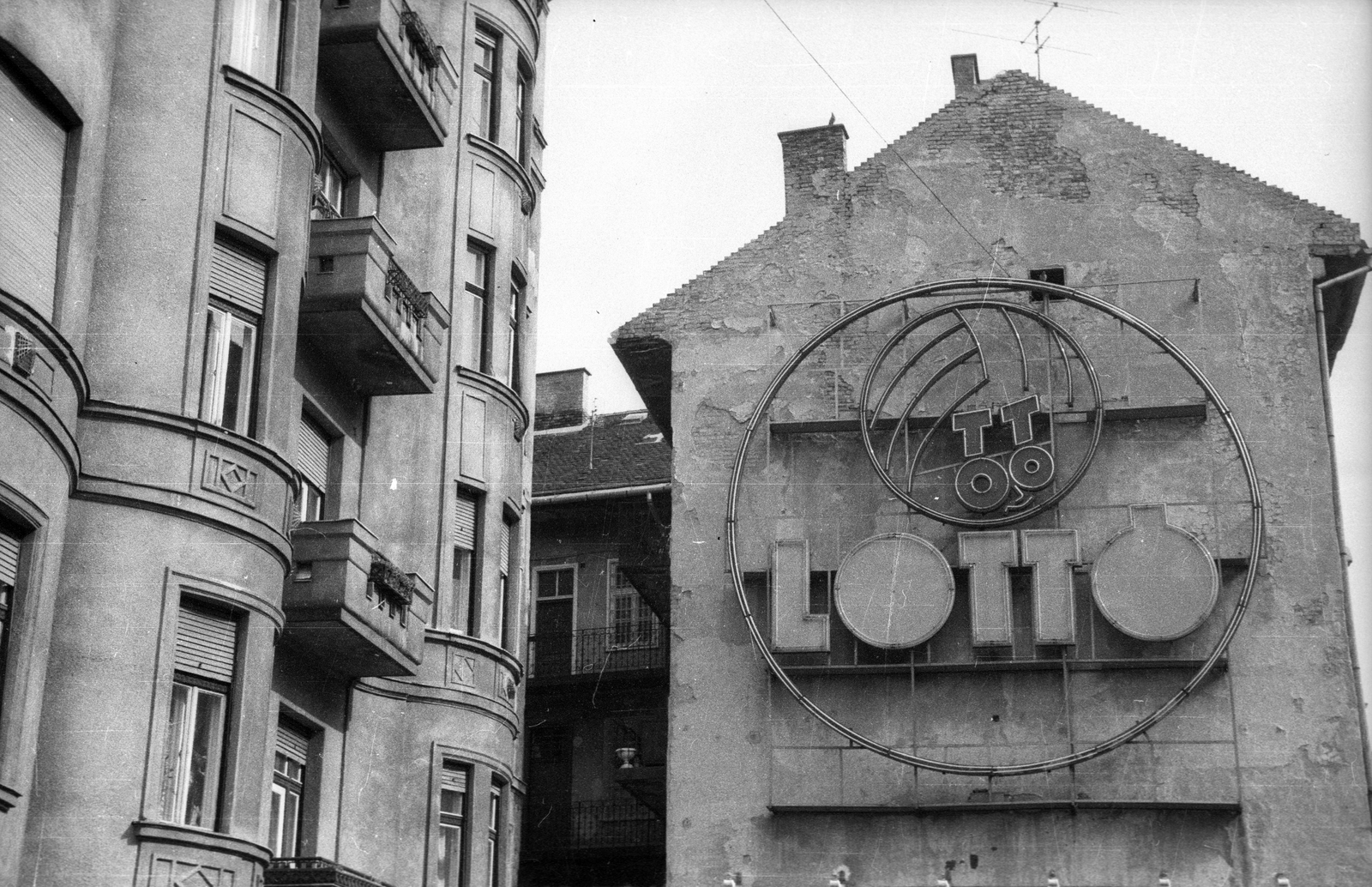 Magyarország, Budapest II., a Csalogány utca 55. és 53. számú ház a Széna tér felől nézve., 1987, tm, neonreklám, Budapest, lottó, tűzfal, Fortepan #77220