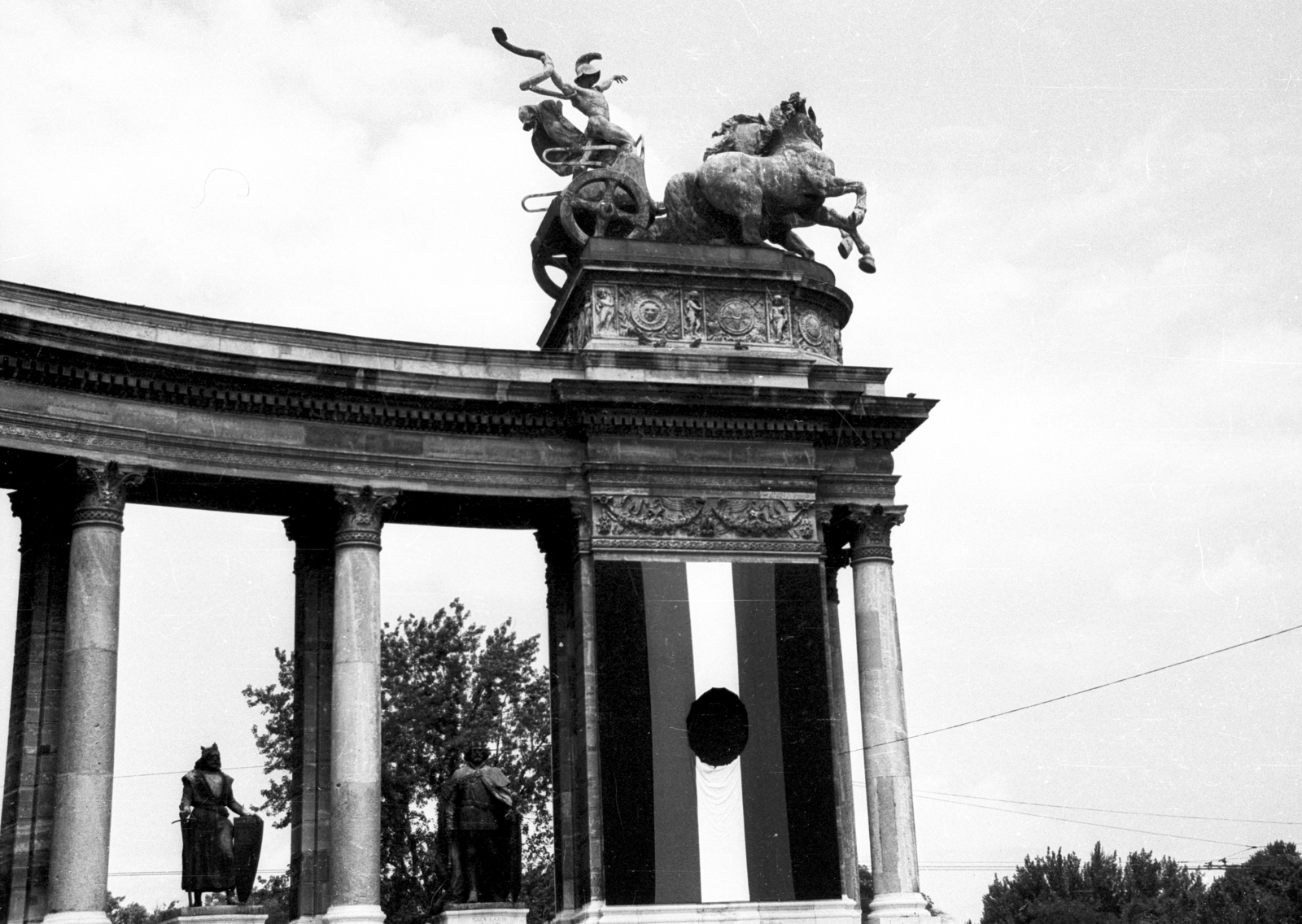 Hungary, Budapest XIV., Hősök tere 1989. június 16-án, az 56-os hősök újratemetésekor., 1989, tm, Budapest, Effects of the 1956 Revolution, flag with a hole, regime change, Fortepan #77224