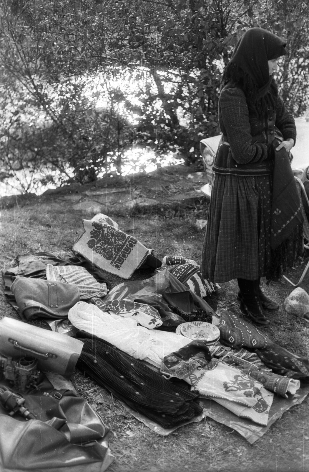 Romania,Transylvania, Negreni, országos vásár., 1988, tm, folk costume, seller, crafts, embroidery, Fortepan #77249