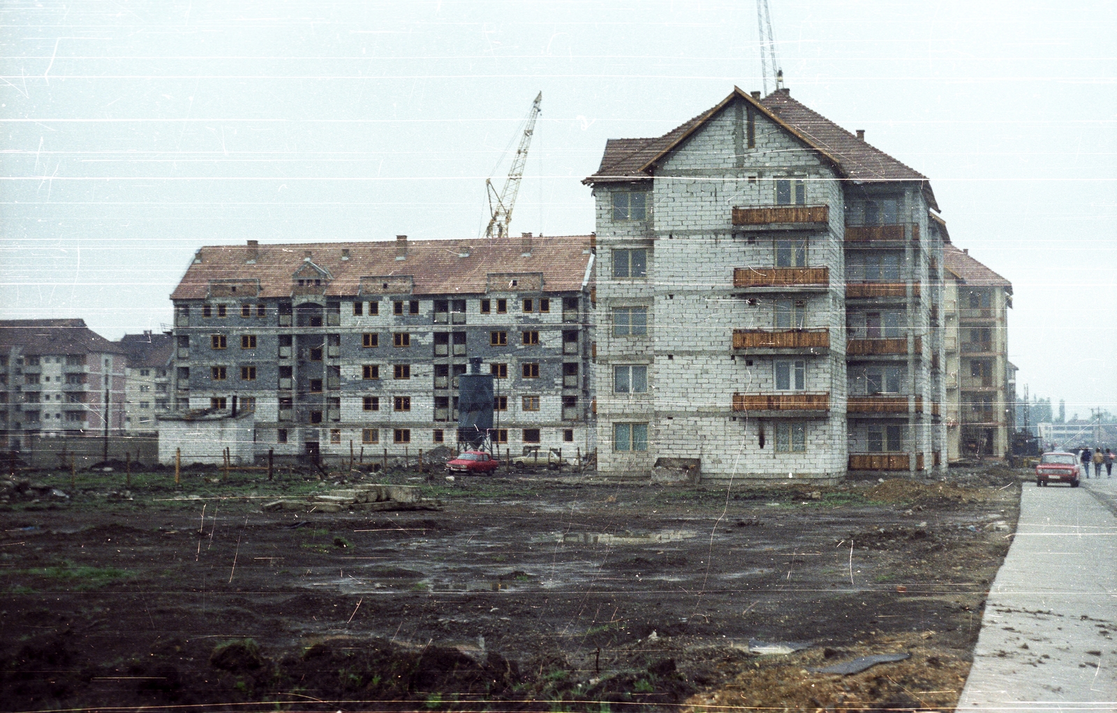 Románia,Erdély, Csíkszereda, Decemberi Forradalom utca (Strada Revolutiei din Decembrie), jobbra a Nagyrét utca (Strada Lunca Mare)., 1988, tm, színes, építkezés, daru, Fortepan #77257