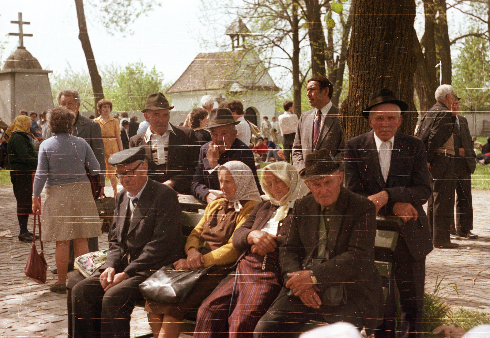 Romania,Transylvania, Miercurea Ciuc, Csíksomlyó (ekkor önálló), a Kegytemplom előtti park a Szék útja felől nézve., 1988, tm, colorful, cross, folk costume, Csango, Fortepan #77261