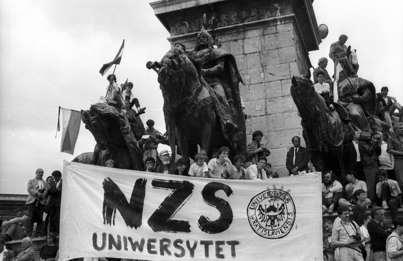 Hungary, Budapest XIV., Hősök tere 1989. június 16-án, az 56-os hősök újratemetésekor., 1989, tm, square, horse sculpture, Budapest, sculptural group, Effects of the 1956 Revolution, Árpád-portrayal, regime change, sitting on a sculpture, Fortepan #77268