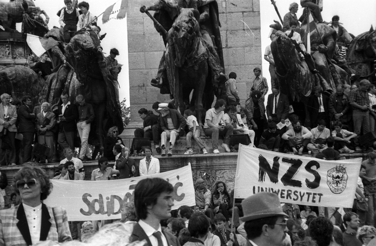 Hungary, Budapest XIV., Hősök tere 1989. június 16-án, az 56-os hősök újratemetésekor., 1989, tm, square, horse sculpture, Budapest, sculptural group, Solidarity Union, Effects of the 1956 Revolution, Árpád-portrayal, regime change, sitting on a sculpture, Fortepan #77269