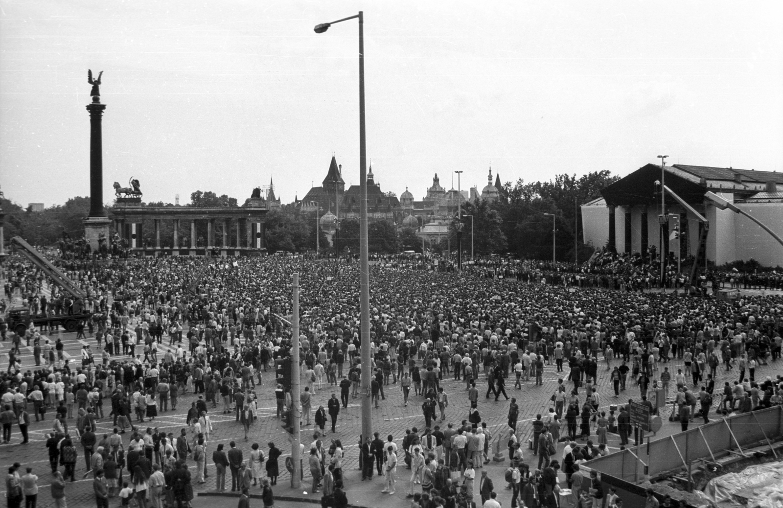Hungary, Budapest XIV., Hősök tere 1989. június 16-án, az 56-os hősök újratemetésekor., 1989, tm, square, horse sculpture, Budapest, sculptural group, Effects of the 1956 Revolution, flag with a hole, Archangel Gabriel-portrayal, regime change, Fortepan #77277