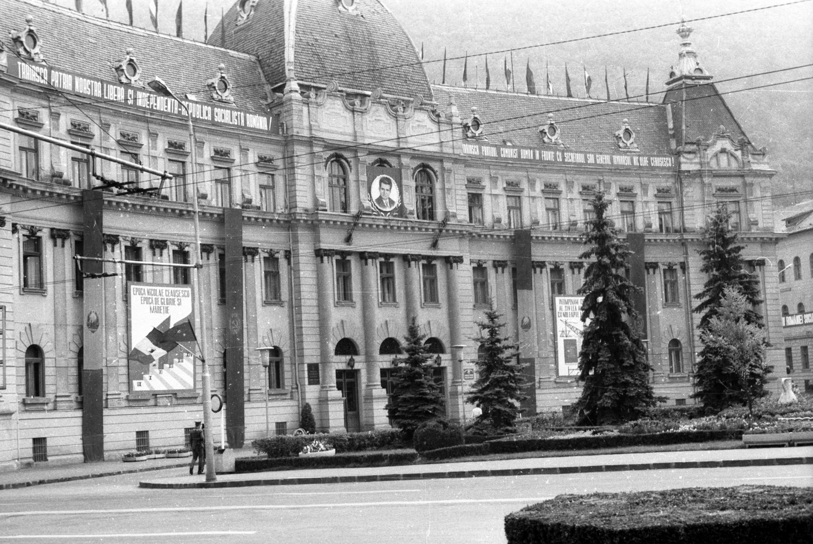 Romania,Transylvania, Brașov, Bulevardul Eroilor, Igazságügyi palota (később Palatul Prefecturii)., 1989, tm, palace, Nicolae Ceaușescu-portrayal, public building, Fortepan #77287