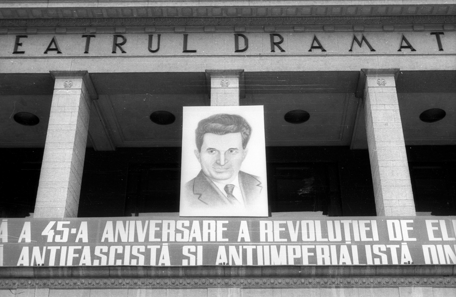 Romania,Transylvania, Brașov, Drámai Színház., 1989, tm, Nicolae Ceaușescu-portrayal, Fortepan #77288