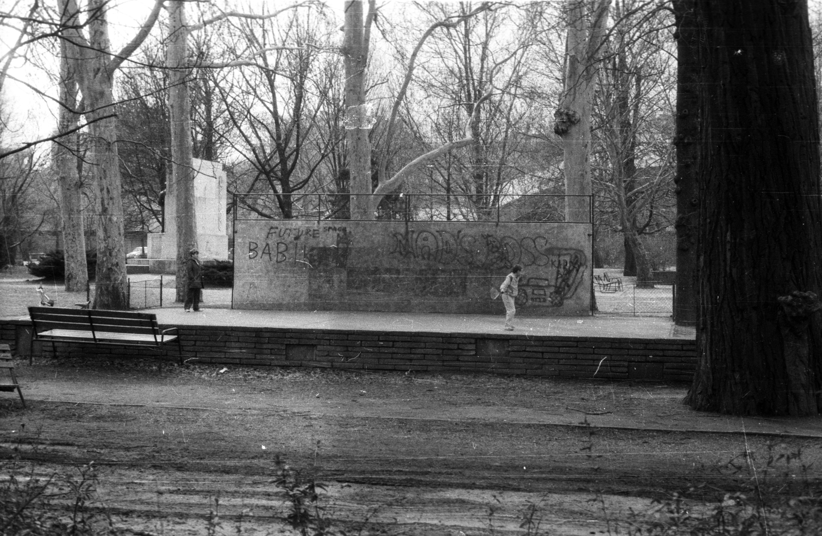 Magyarország, Városmajor, Budapest XII., balra háttérben a Tábori vadászok első világháborús emlékműve., 1988, tm, Budapest, falfirka, Fortepan #77295