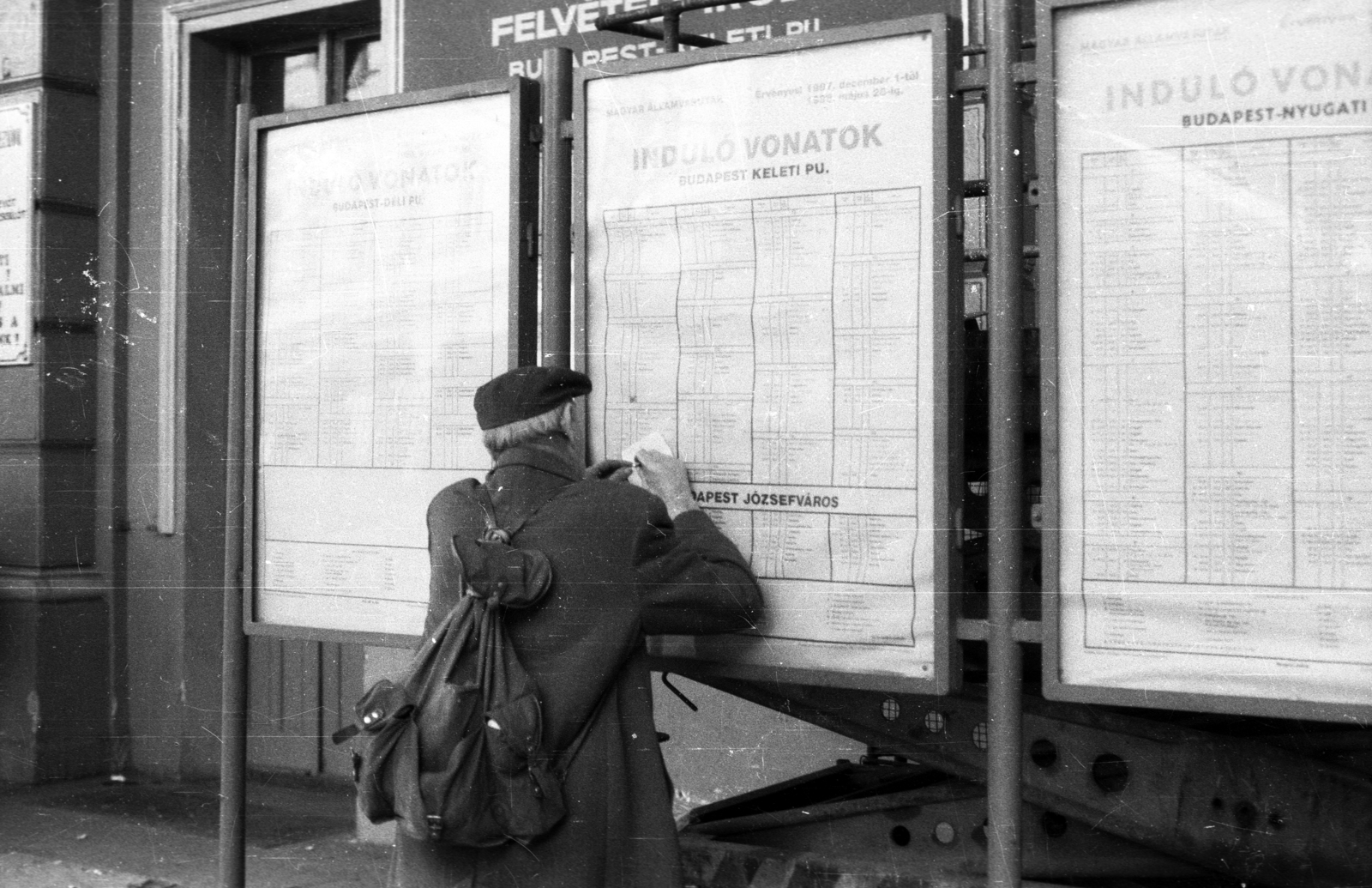 Hungary, Budapest VIII., Keleti pályaudvar., 1988, tm, hat, railway, travelling, man, backpack, coat, train, board, schedule, tourist, Budapest, Fortepan #77298