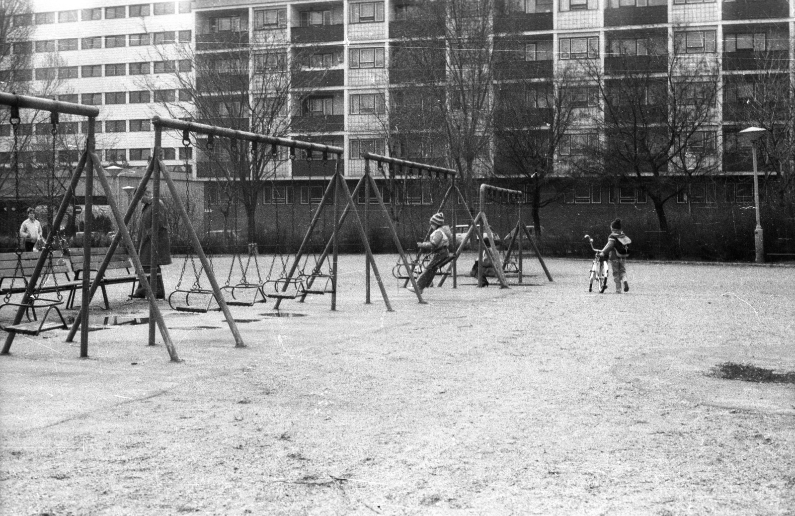Hungary, Budapest XI., park a Feneketlen-tó mellett a Tas vezér utcánál, balra a Sport (később Flamenco) szálló épülete., 1988, tm, playground, swing, Budapest, Fortepan #77301