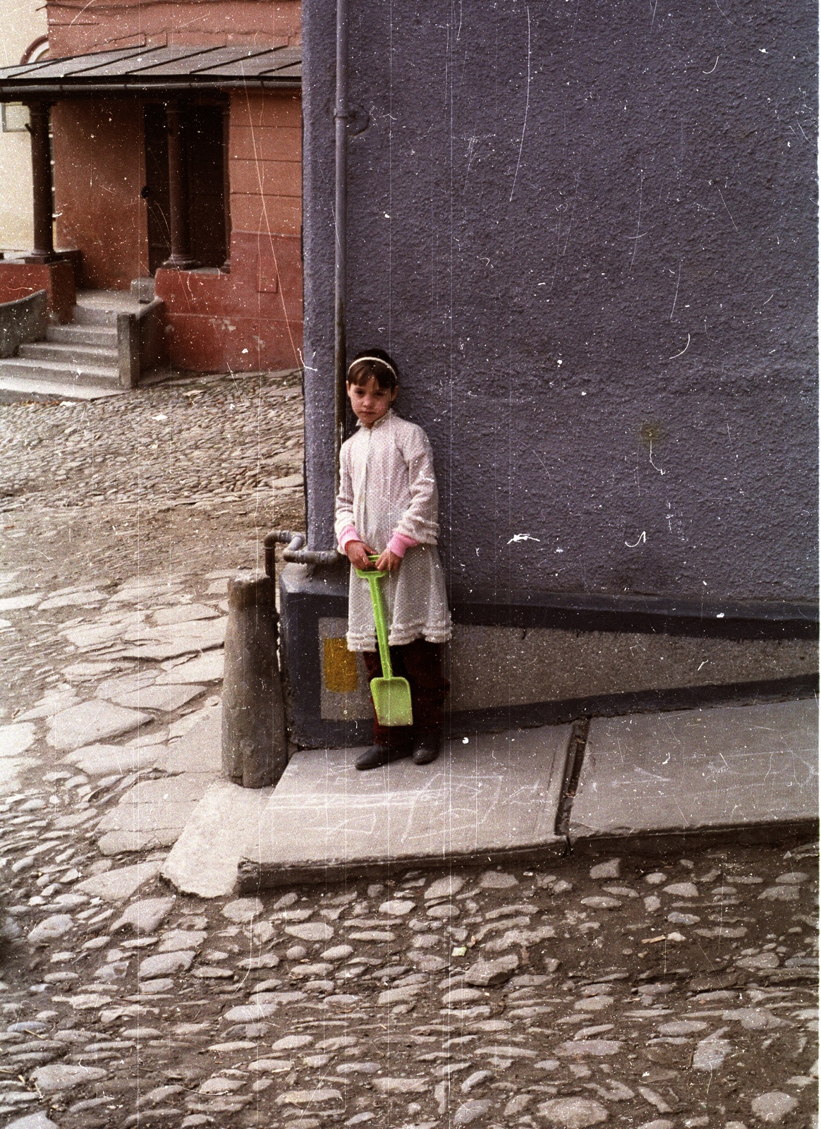 Románia,Erdély, Segesvár, Vásártér (Piața Hermann Oberth), a felvétel a 40. számú ház sarkánál készült., 1989, tm, színes, bánat, lapát, lány, tégla, ereszcsatorna, bádogtető, lejtő, Fortepan #77311