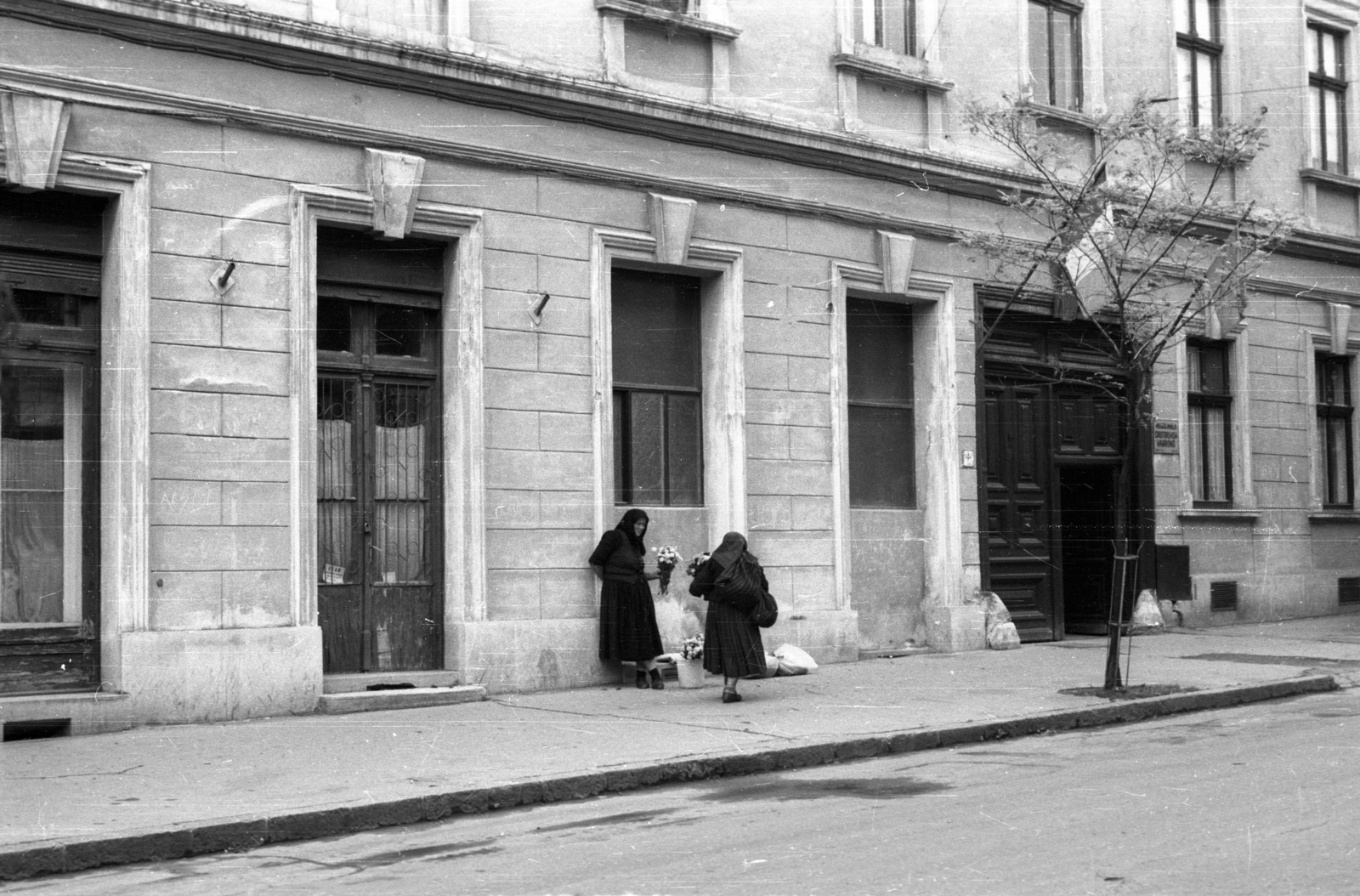 Romania,Transylvania, Cluj-Napoca, Strada Universității (Egyetem utca) a felvétel 11. számú épület előtt készült., 1989, tm, seller, bouquet, Fortepan #77318
