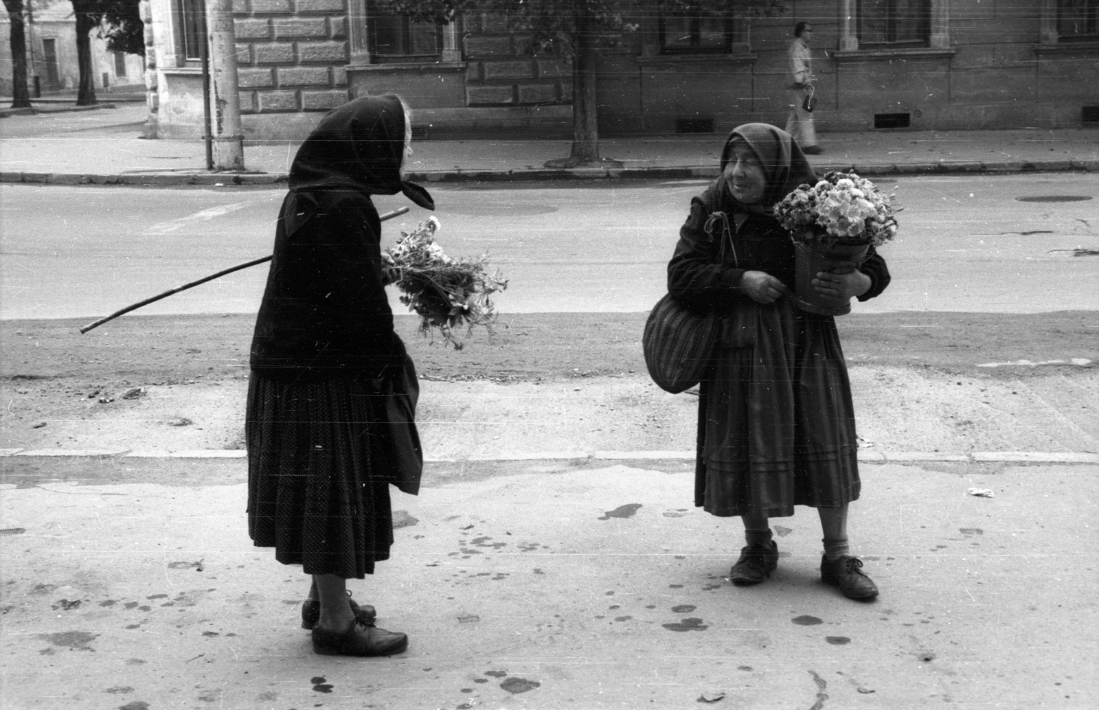 Romania,Transylvania, Cluj-Napoca, Strada Avram Iancu (Petőfi utca), balra az Strada Universității (Egyetem utca) torkolata., 1989, tm, women, flower, talks, Fortepan #77319