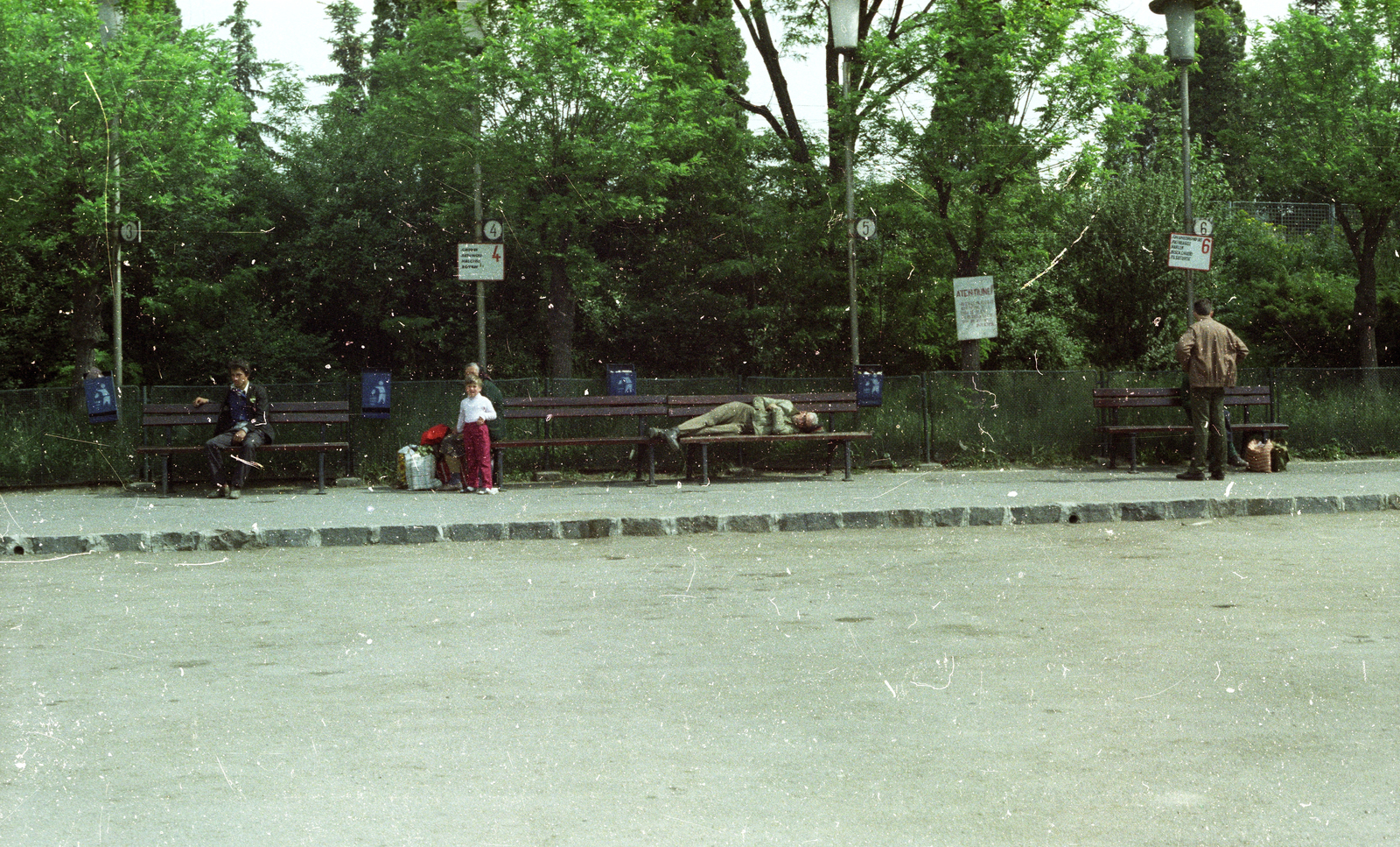Romania,Transylvania, Brașov, autóbusz állomás., 1989, tm, colorful, bus stop, bench, bus stop, lying on a bench, Fortepan #77326