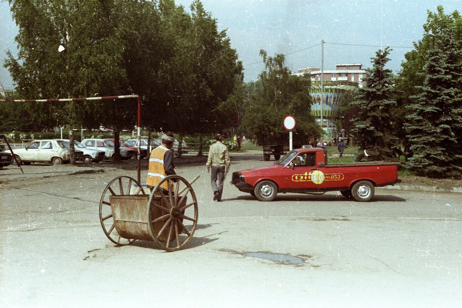 Romania,Transylvania, Brașov, Bulevardul Garii, a felvétel a pályaudvar előtt készült., 1989, tm, colorful, taxicab, Dacia-brand, sweeper, automobile, Fortepan #77328