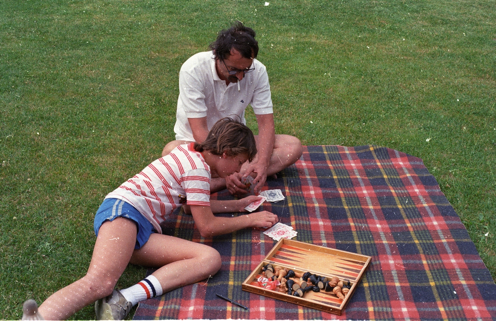 1988, tm, colorful, cigarette, smoking, chess, glasses, card game, picnic, boy, snocks, shorts, kid, blanket, Backgammon, Fortepan #77329