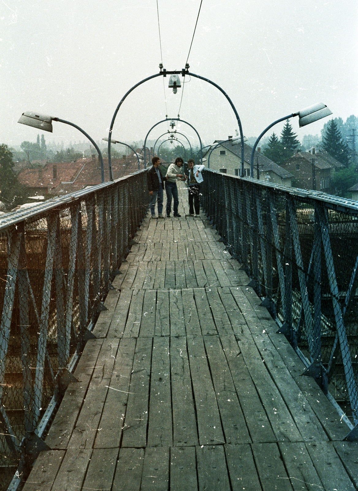 Hungary, Balassagyarmat, gyalogos felüljáró a vasútállomásnál, a Mártírok útja felé nézve., 1987, tm, colorful, overpass, Fortepan #77333