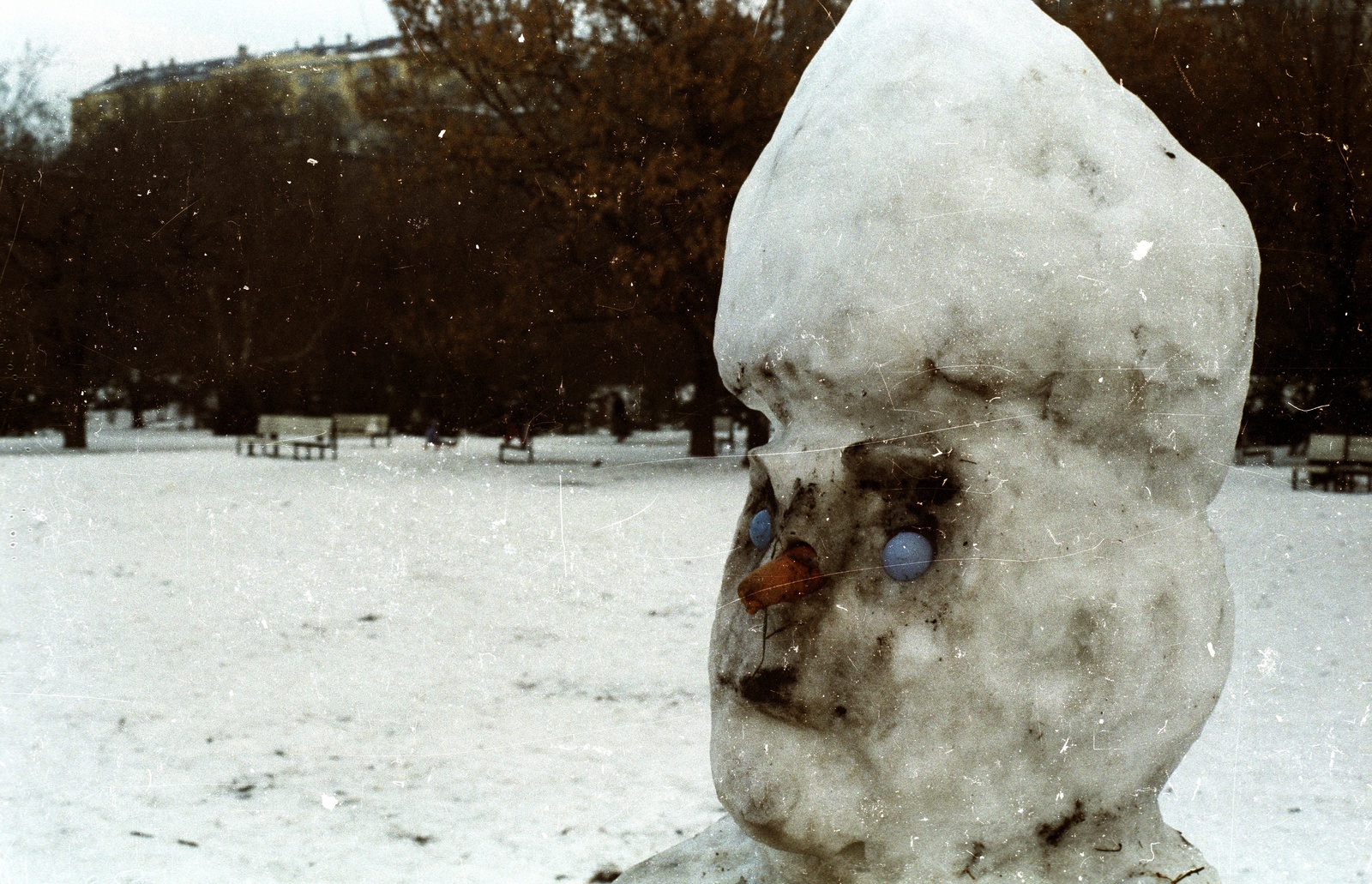 Hungary, Budapest I., Vérmező, háttérben balra fent a Hadtörténeti Múzeum., 1988, tm, winter, snow, colorful, snowman, carrot, glass ball, dirt, Budapest, Fortepan #77351
