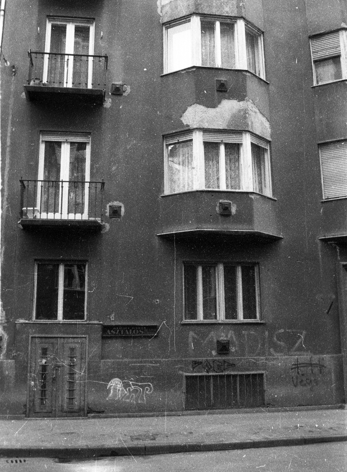 Hungary, Budapest XIII., Radnóti Miklós utca 27., 1989, tm, Budapest, balcony, graffiti, carpenter, Fortepan #77364