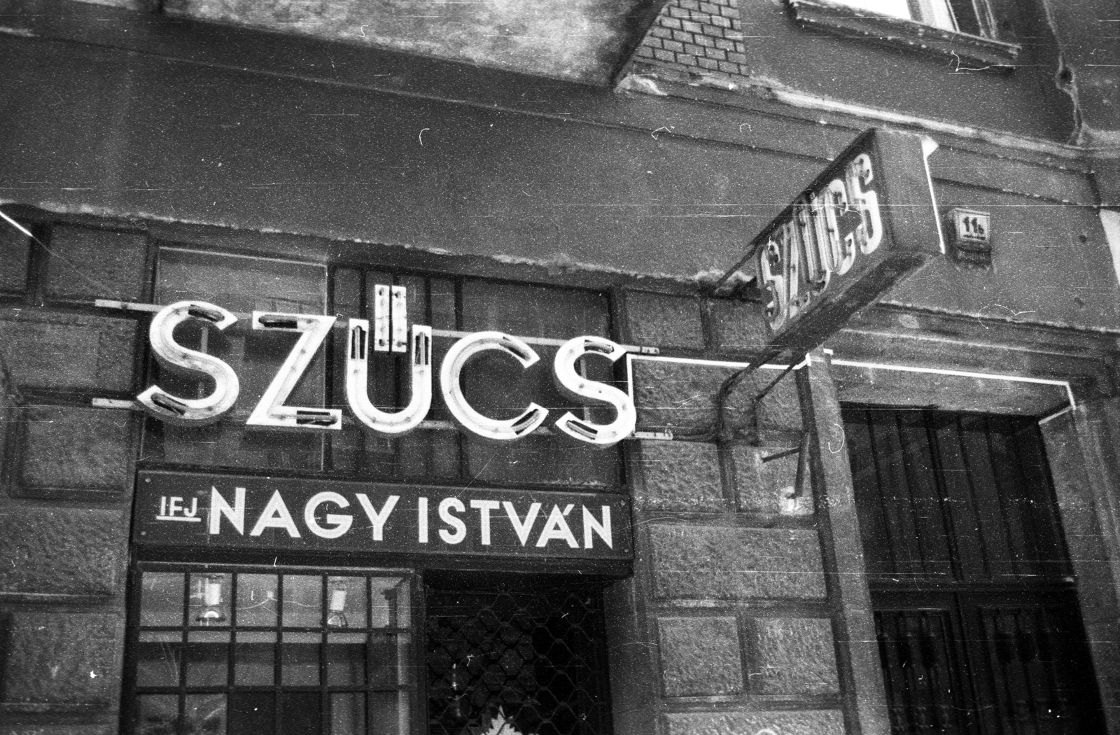 Magyarország, Budapest XIII., Pozsonyi út 11/b., 1989, tm, Budapest, szűcs, neon felirat, Fortepan #77365