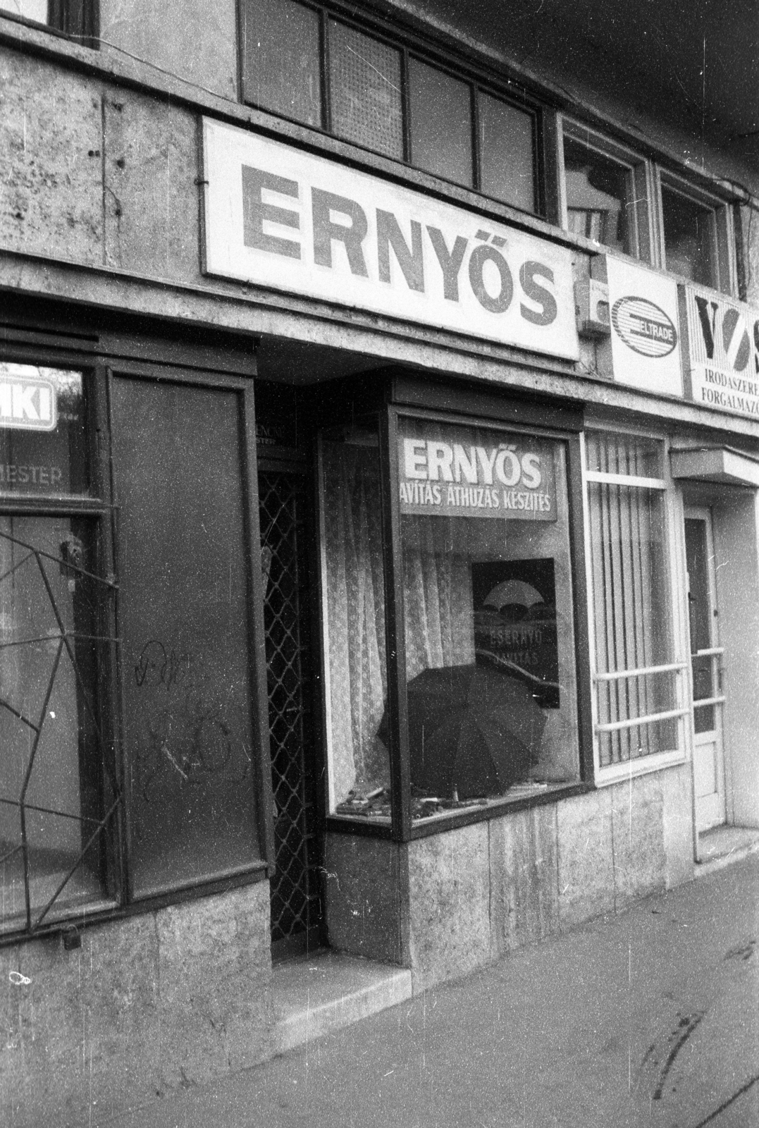 Magyarország, Budapest II., Frankel Leó út 47. (Kavics utca sarok)., 1990, tm, esernyő, Budapest, kisiparos, kirakat, esernyős, zárvatartás, kihalt mesterség, Fortepan #77366