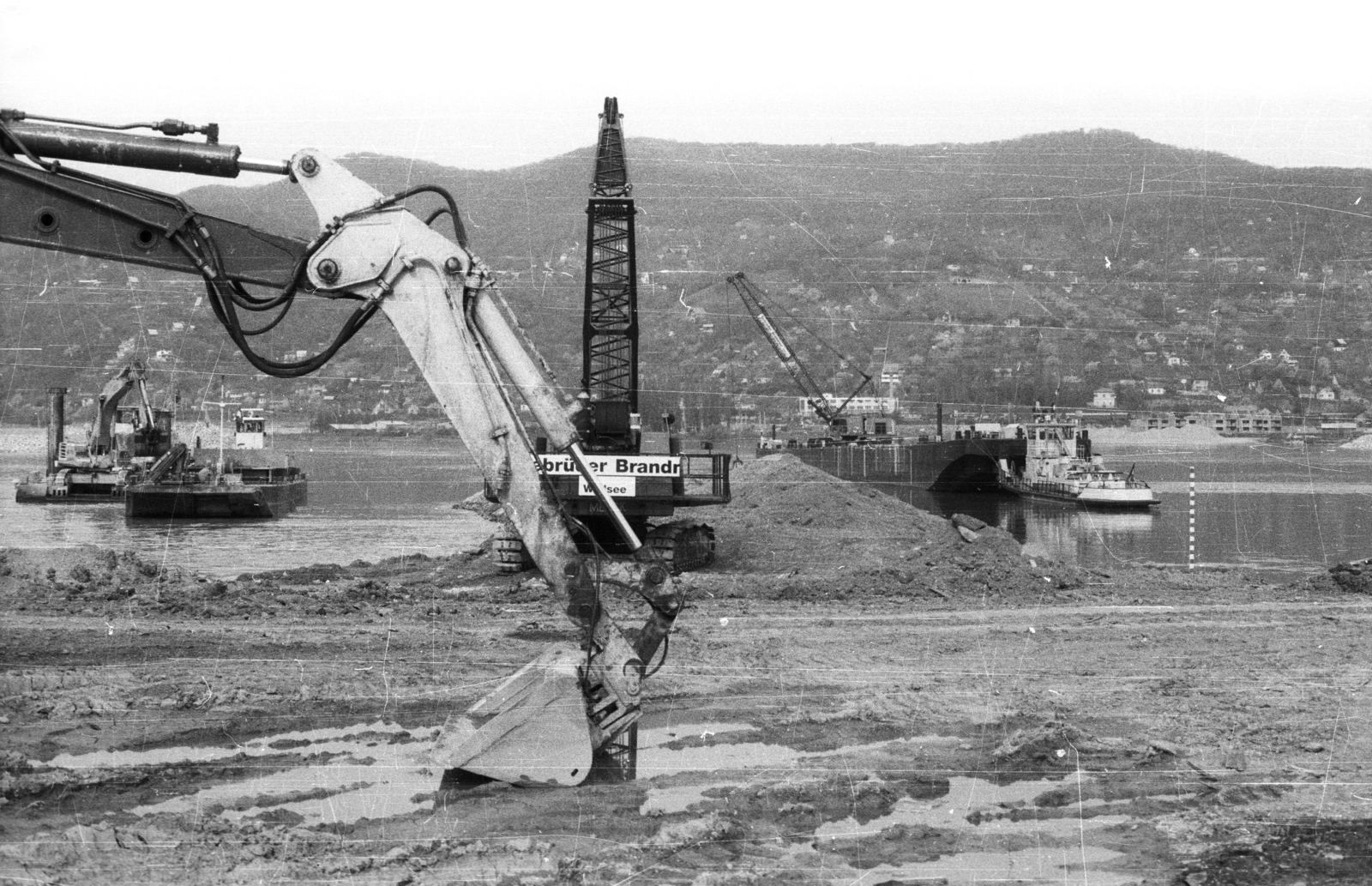 Hungary,Danube Bend, Visegrád, a bős-nagymarosi vízlépcsőrendszer építése., 1989, tm, ship, construction, excavator, regime change, Fortepan #77369