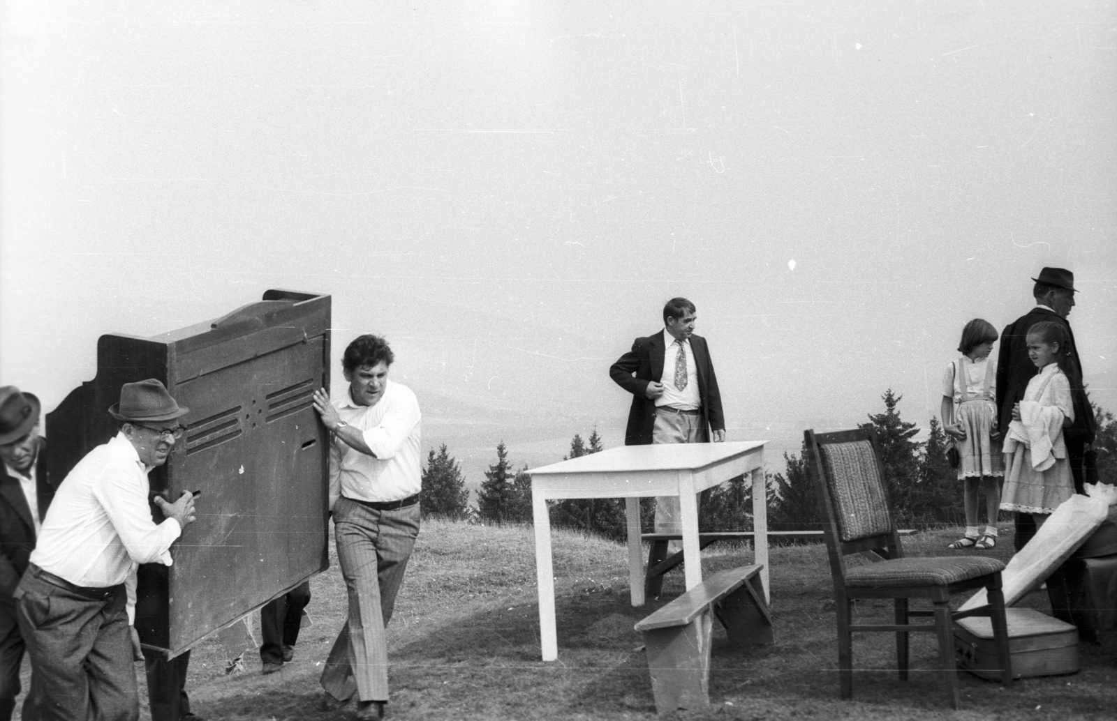 Romania,Transylvania, Sanzieni, Perkő-hegy, a Szent István-kápolna előtt., 1989, tm, musical instrument, carrying, Fortepan #77408