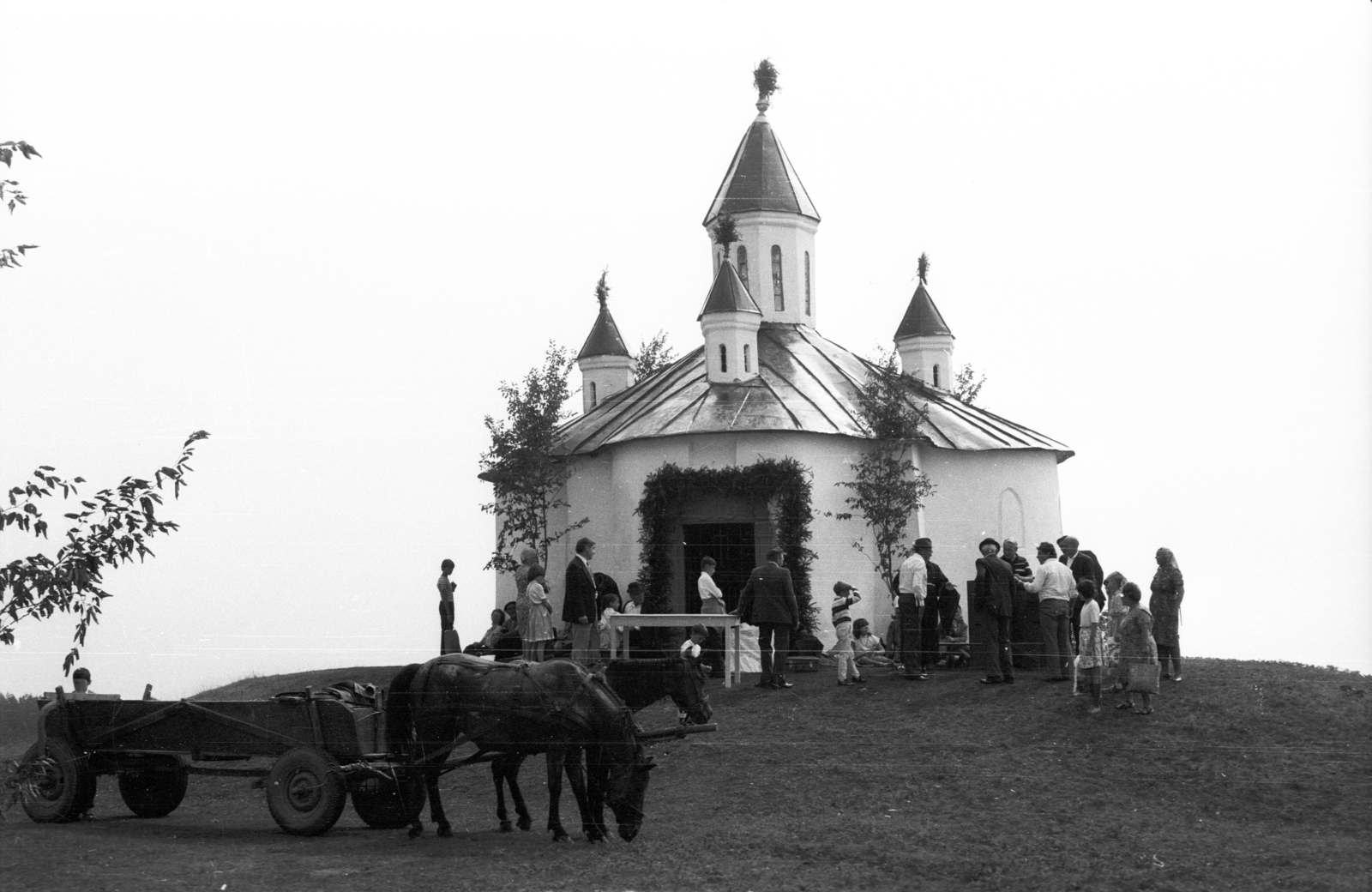 Romania,Transylvania, Sanzieni, Szent István-kápolna a Perkő-hegy tetején., 1989, tm, Horse-drawn carriage, Fortepan #77409