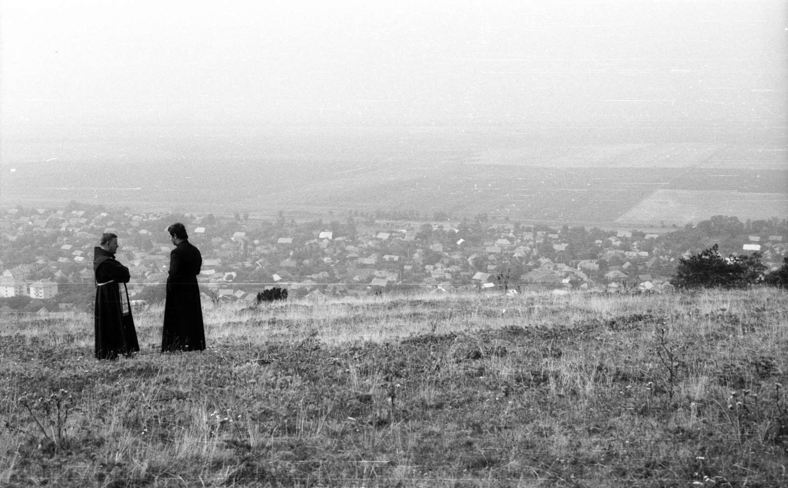 Romania,Transylvania, Sanzieni, Perkő-hegy, a Szent István-kápolna előtt., 1989, tm, priest, talks, Fortepan #77410