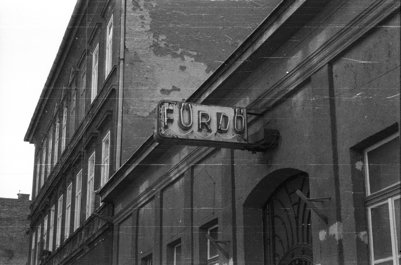 Hungary, Budapest VII., Kürt utca a Dob utca felé nézve., 1989, tm, neon sign, Budapest, Fortepan #77419