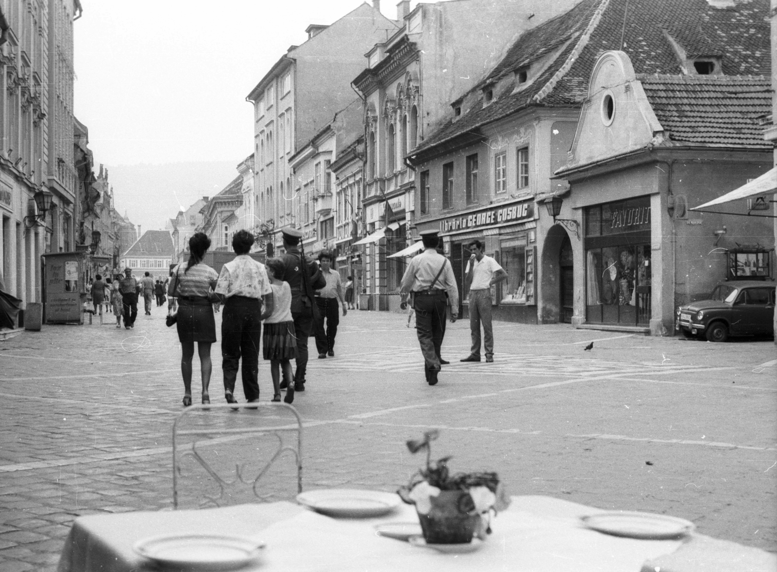 Romania,Transylvania, Brașov, Kapu utca (Strada Republicii) a Szent János utca (Strada Sfantul Ioan) felől a Fő tér (ekkor Piața 23 August, ma Tanács tér, Piața Sfatului) felé., 1989, tm, back, street view, pedestrian, uniform, weapon, Fortepan #77448