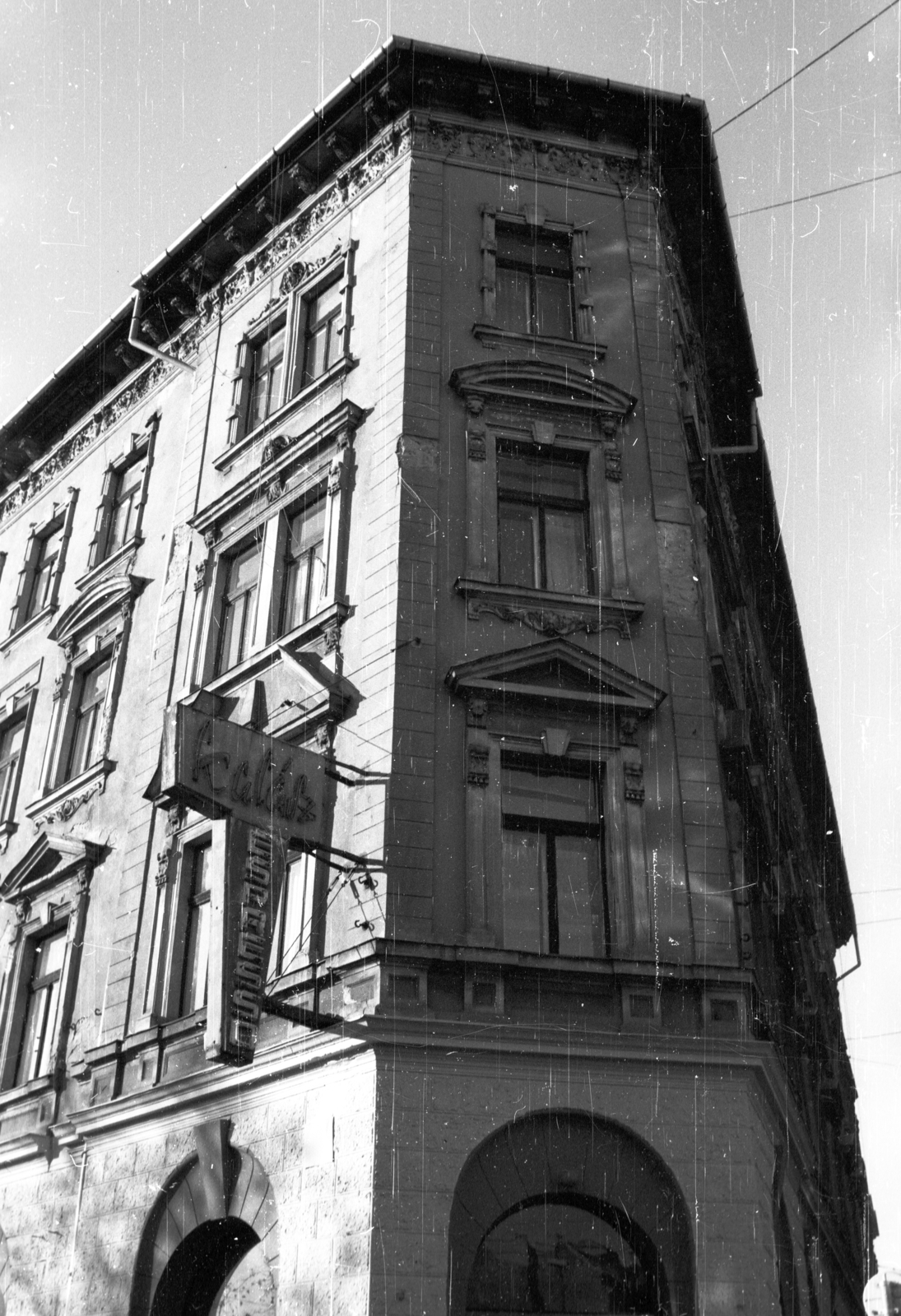 Magyarország, Budapest VIII., Kálvária (Kulich Gyula) tér - Karácsony Sándor utca sarok., 1989, tm, eszpresszó, sarokház, neon felirat, Budapest, Fortepan #77453