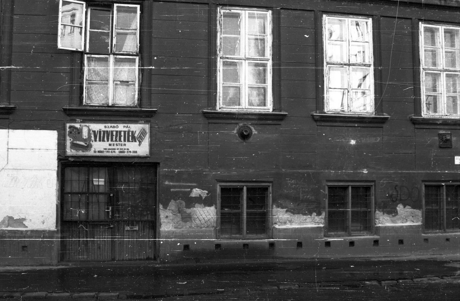 Hungary, Budapest VIII., a Déri Miksa utca 11. számú sarokház Tolnai Lajos utcai oldala., 1989, tm, Budapest, Closed Shop, tradie, water-system, Fortepan #77461