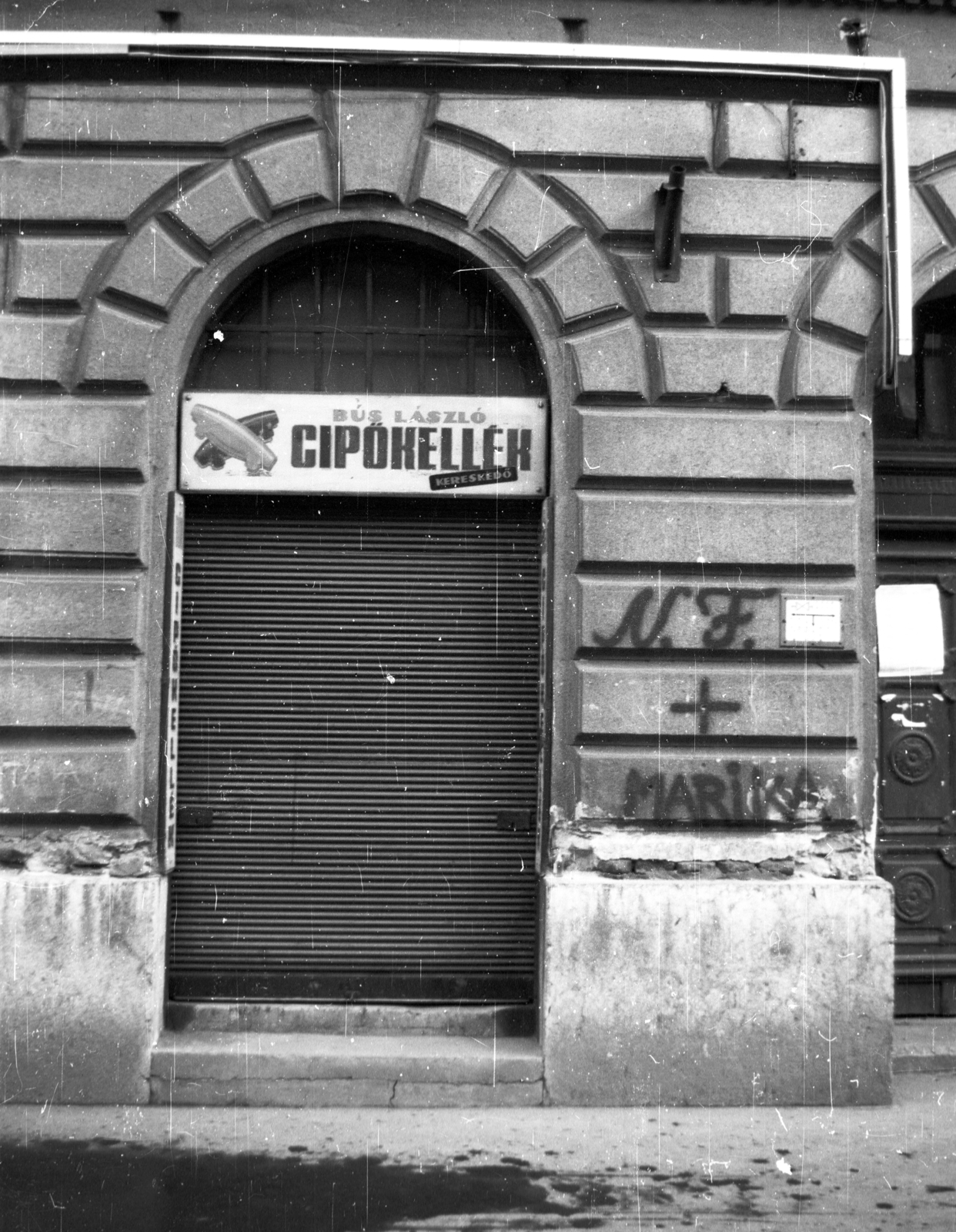 Hungary, Budapest VIII., Nagy Fuvaros utca 2/b., 1989, tm, shutter, Budapest, Closed Shop, tradie, shoe manufacturing, Fortepan #77465