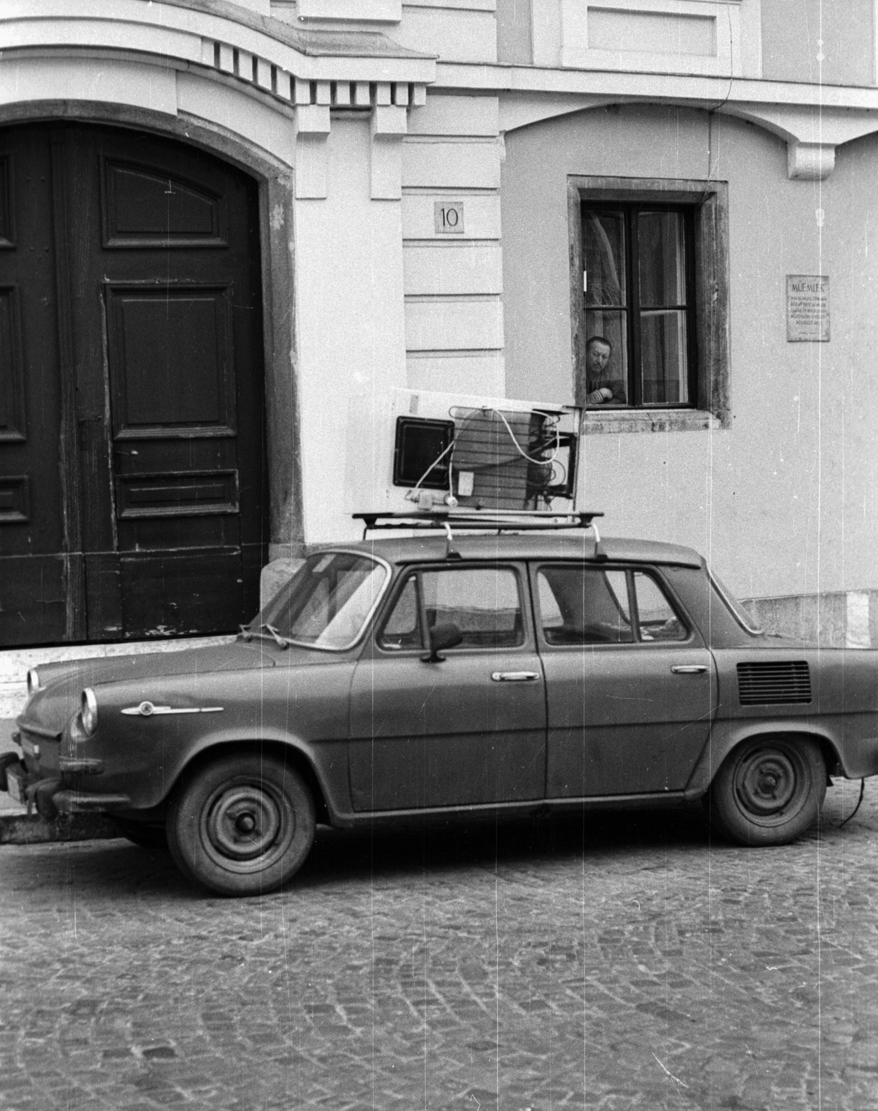 Magyarország, budai Vár, Budapest I., Fortuna utca 10., 1989, tm, műemlék, Skoda-márka, kockakő, hűtőszekrény, automobil, Skoda 1000 MB, Budapest, tetőcsomagtartó, Fortepan #77467