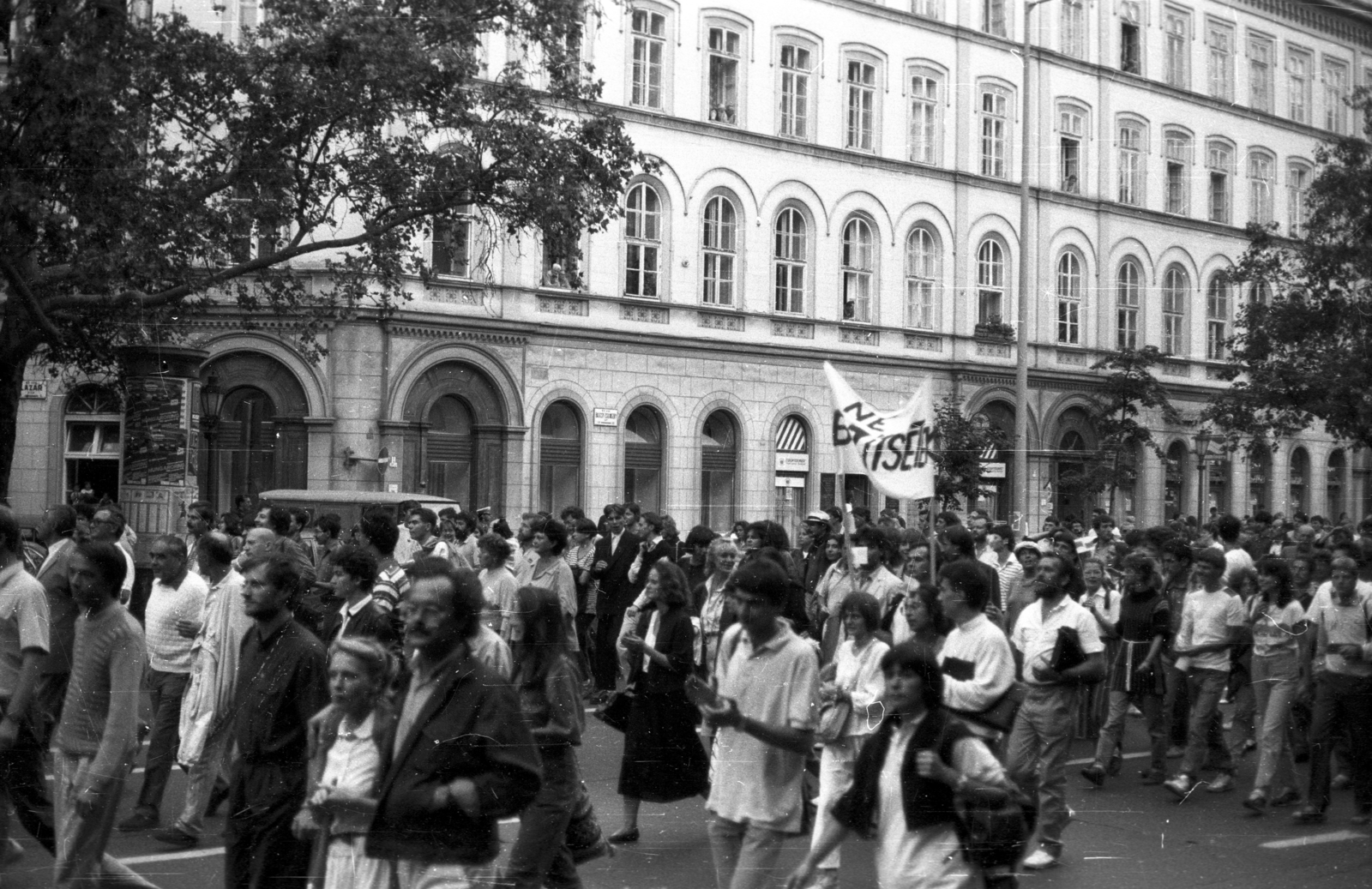 Hungary, Budapest V.,Budapest VI., Bajcsy-Zsilinszky út, háttérben a 17., tüntetés a bős-nagymarosi vízlépcsőrendszer felépítése ellen, 1988. szeptember 12-én., 1988, tm, banner, demonstration board, Budapest, protest, regime change, Fortepan #77492