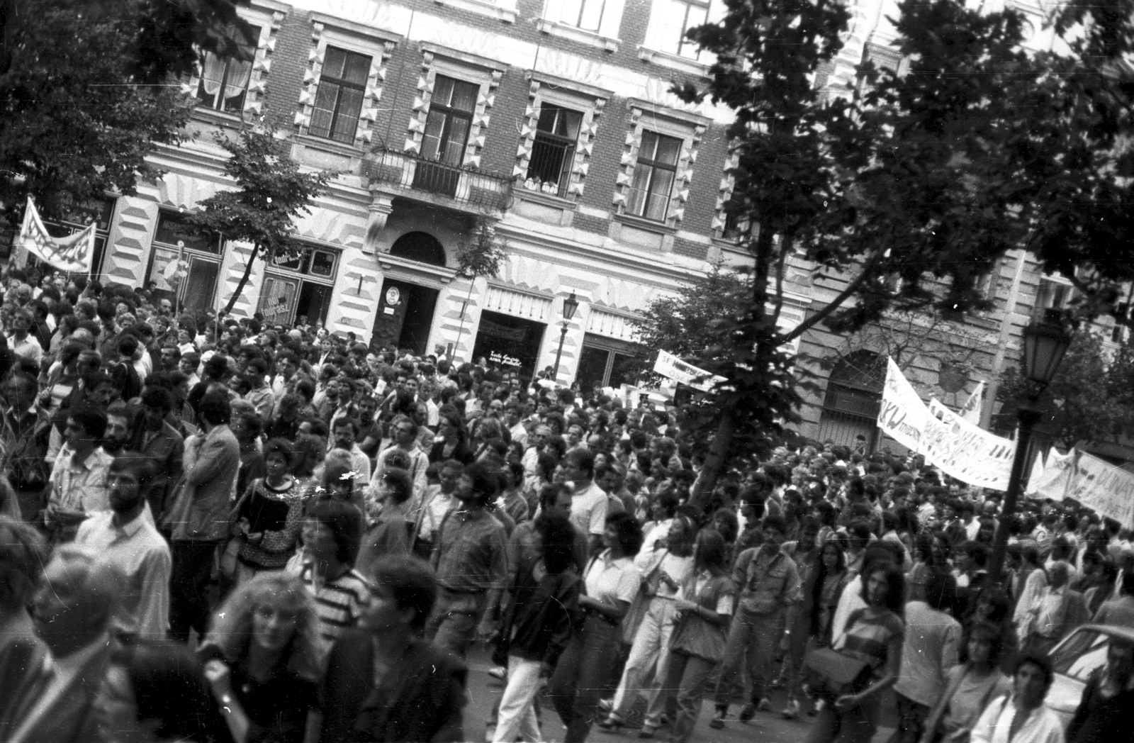 Hungary, Budapest V.,Budapest VI., Bajcsy-Zsilinszky út az Alkotmány utca felől nézve, tüntetés a bős-nagymarosi vízlépcsőrendszer felépítése ellen, 1988. szeptember 12-én., 1988, tm, banner, demonstration board, Budapest, protest, regime change, Fortepan #77493