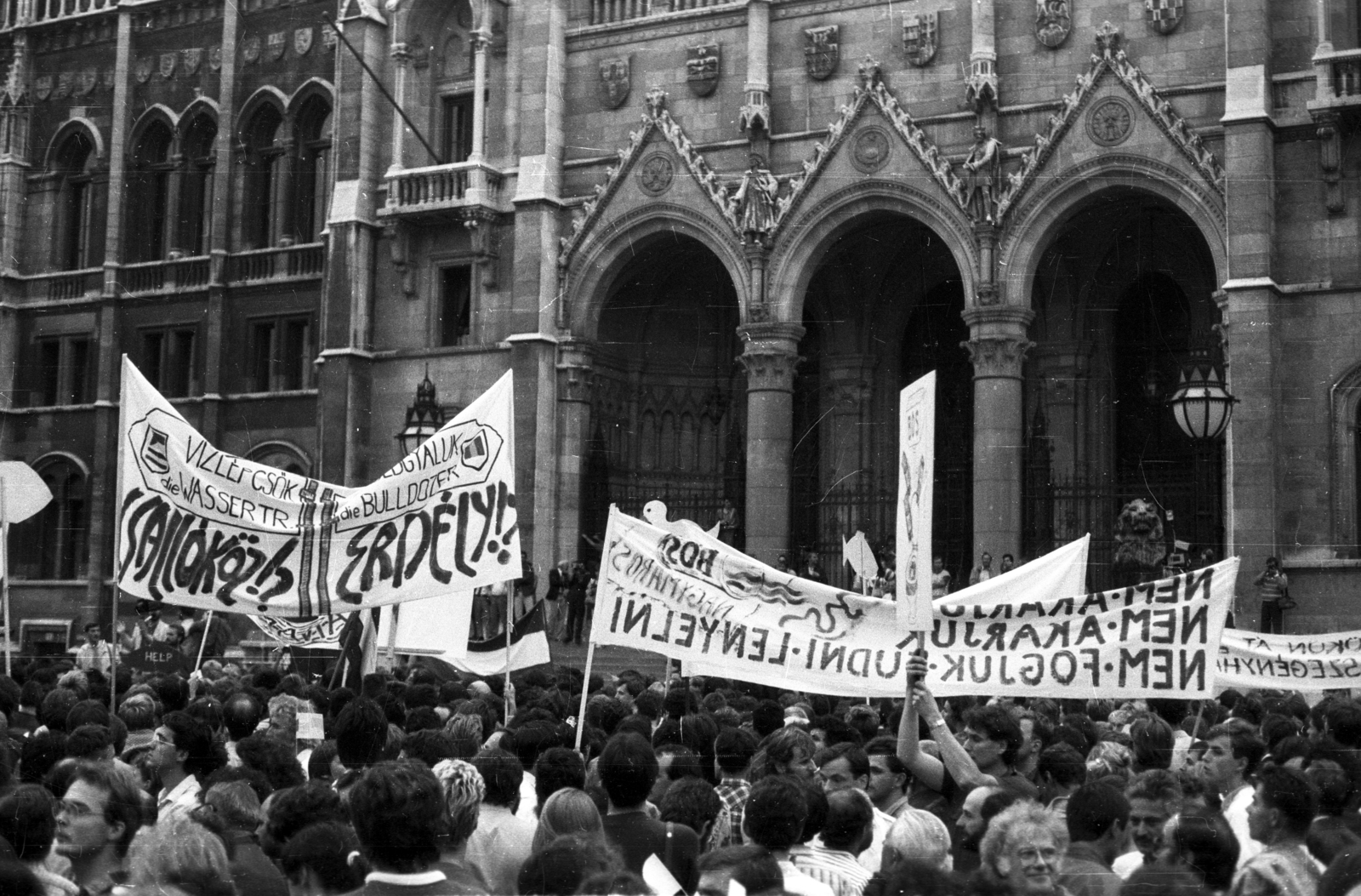 Hungary, Budapest V., Kossuth Lajos tér, tüntetés a bős-nagymarosi vízlépcsőrendszer felépítése ellen, 1988. szeptember 12-én., 1988, tm, Imre Steindl-design, parliament, Neo-Gothic-style, banner, demonstration board, eclectic architecture, Budapest, protest, regime change, Fortepan #77496