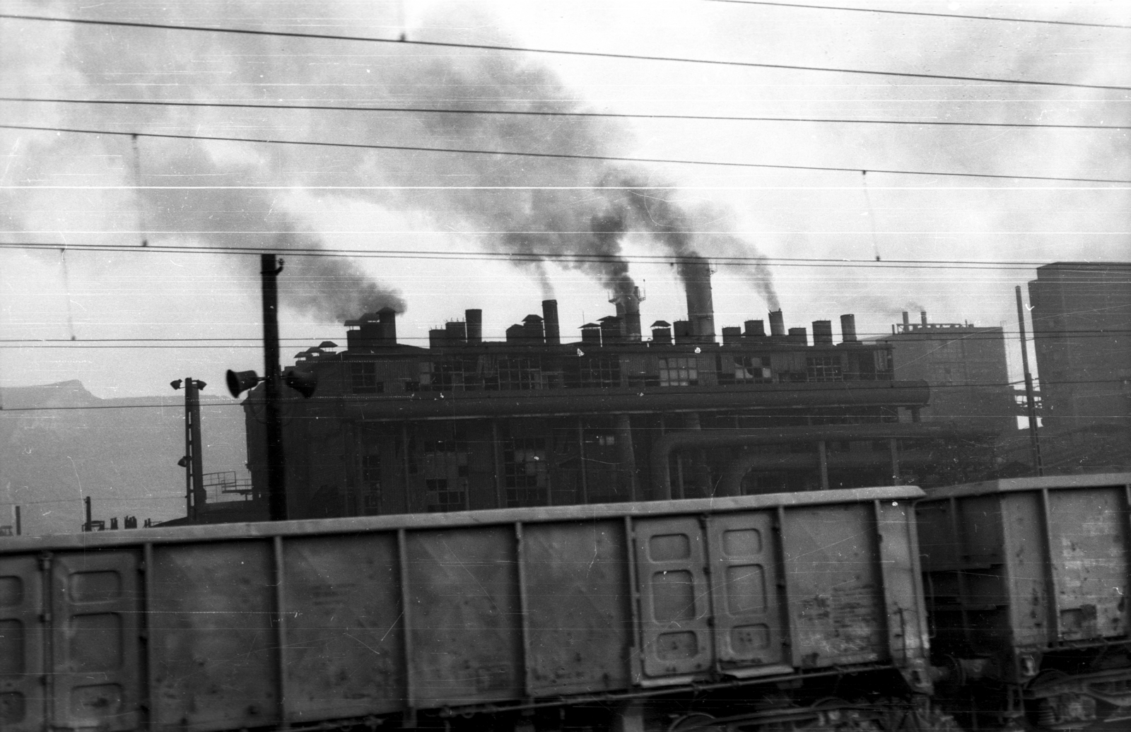 Romania,Transylvania, Copșa Mică, koromgyár., 1988, tm, railway, factory, smoke, Fortepan #77514