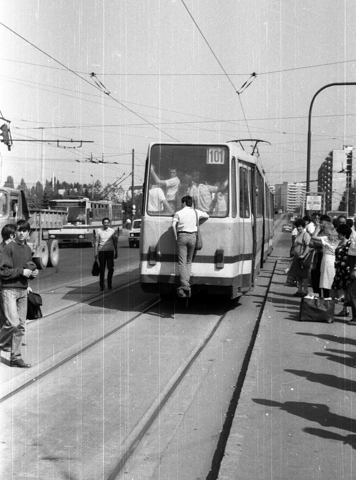 Romania,Transylvania, Brașov, Bulevardul Gării., 1988, tm, tram, riding without a ticket on the back of a tram, public transport line number, Fortepan #77518