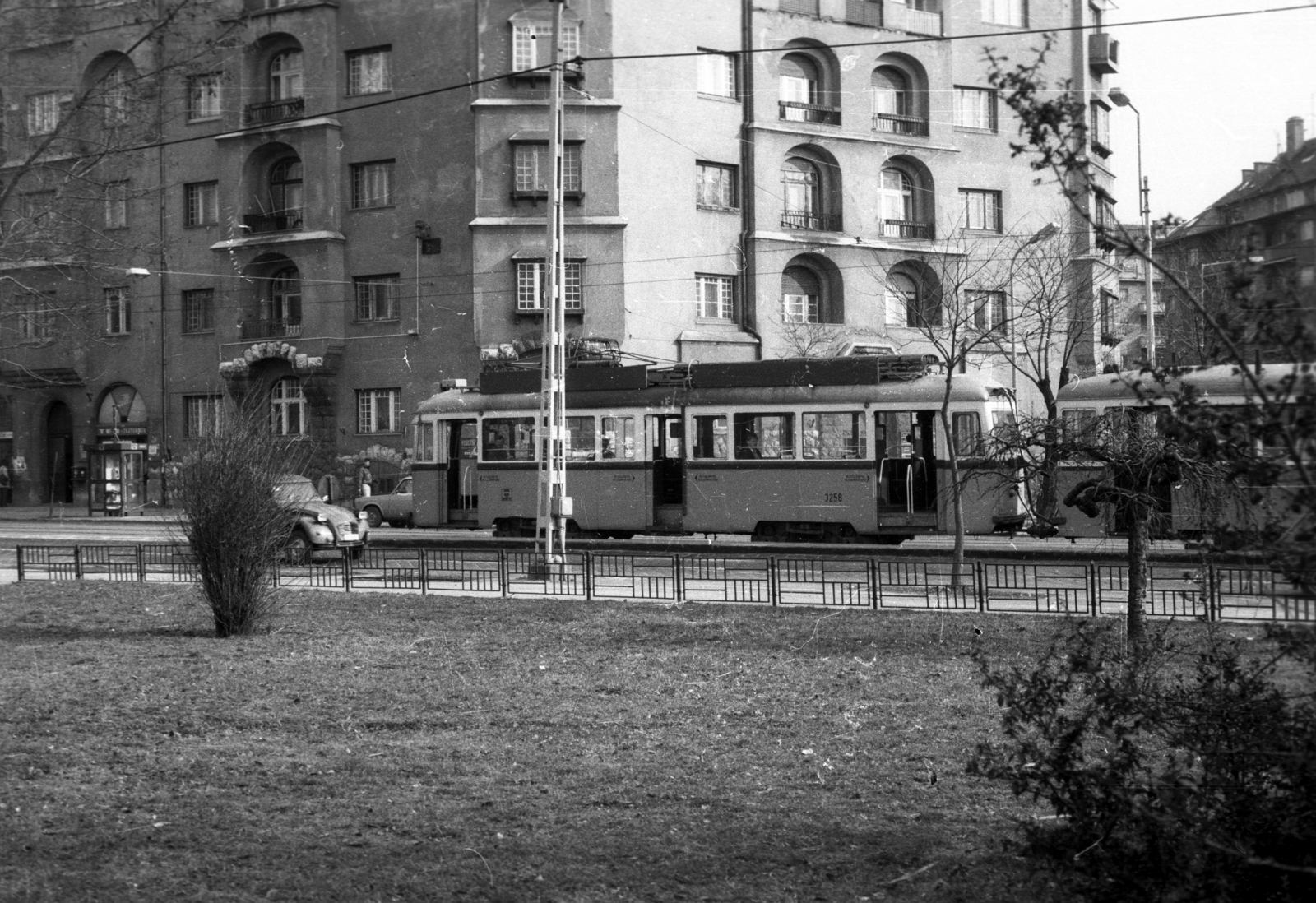 Hungary, Budapest XI., Kosztolányi Dezső tér, háttérben a 12. számú ház., 1988, tm, tram, Citroën-brand, automobile, Ganz UV tramway, Budapest, Fortepan #77532