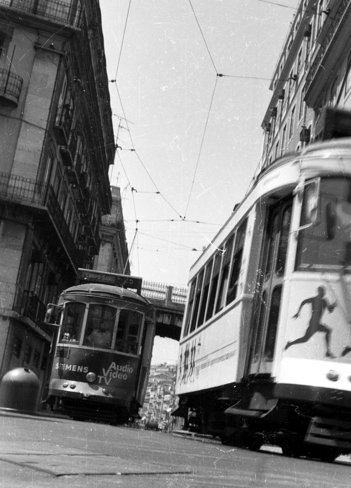 Portugália, Lisszabon, a Rua de São Paulo a Rua do Corpo Santo felől nézve., 1990, tm, villamos, Siemens, Fortepan #77547