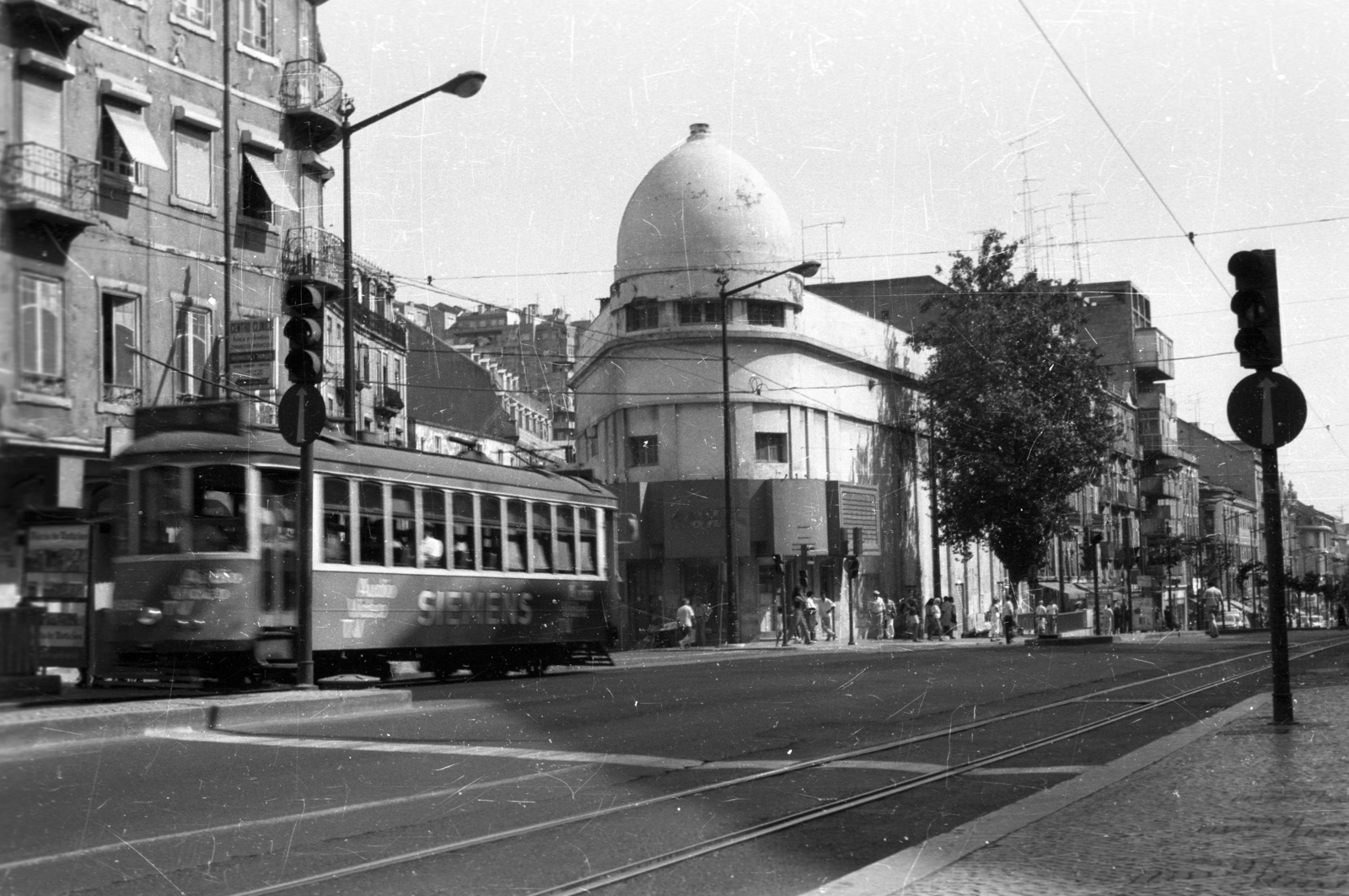 Portugália, Lisszabon, Avenida Almirante Reis, szemben a kupolás épület a Lys (később Roxy) mozi., 1990, tm, villamos, kupola, Siemens, Fortepan #77549