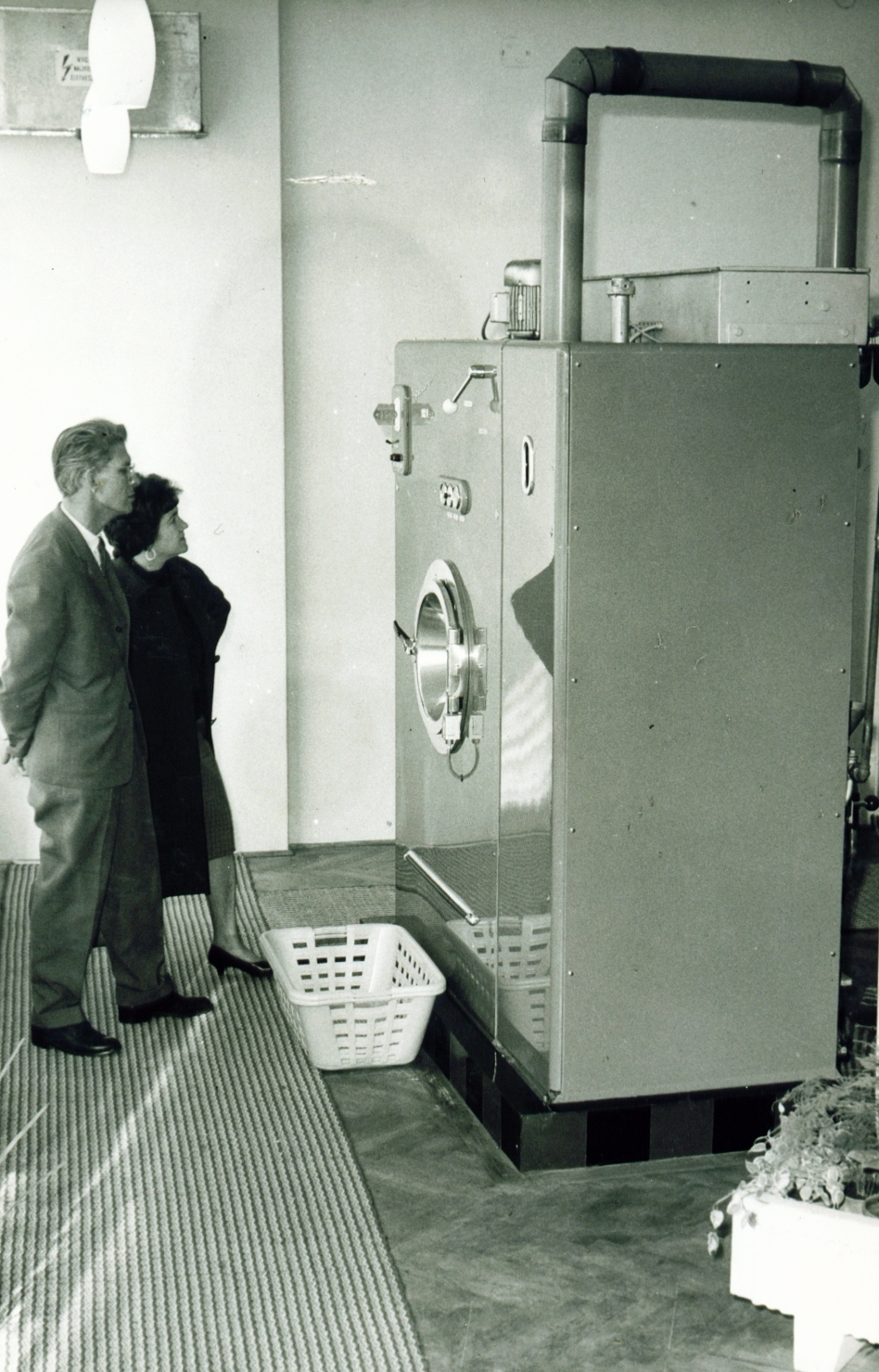 Hungary, Nyíregyháza, az első Patyolat üzlet avatása a Petőfi utcában., 1965, Ördögh János, washing machine, laundry, Fortepan #77572