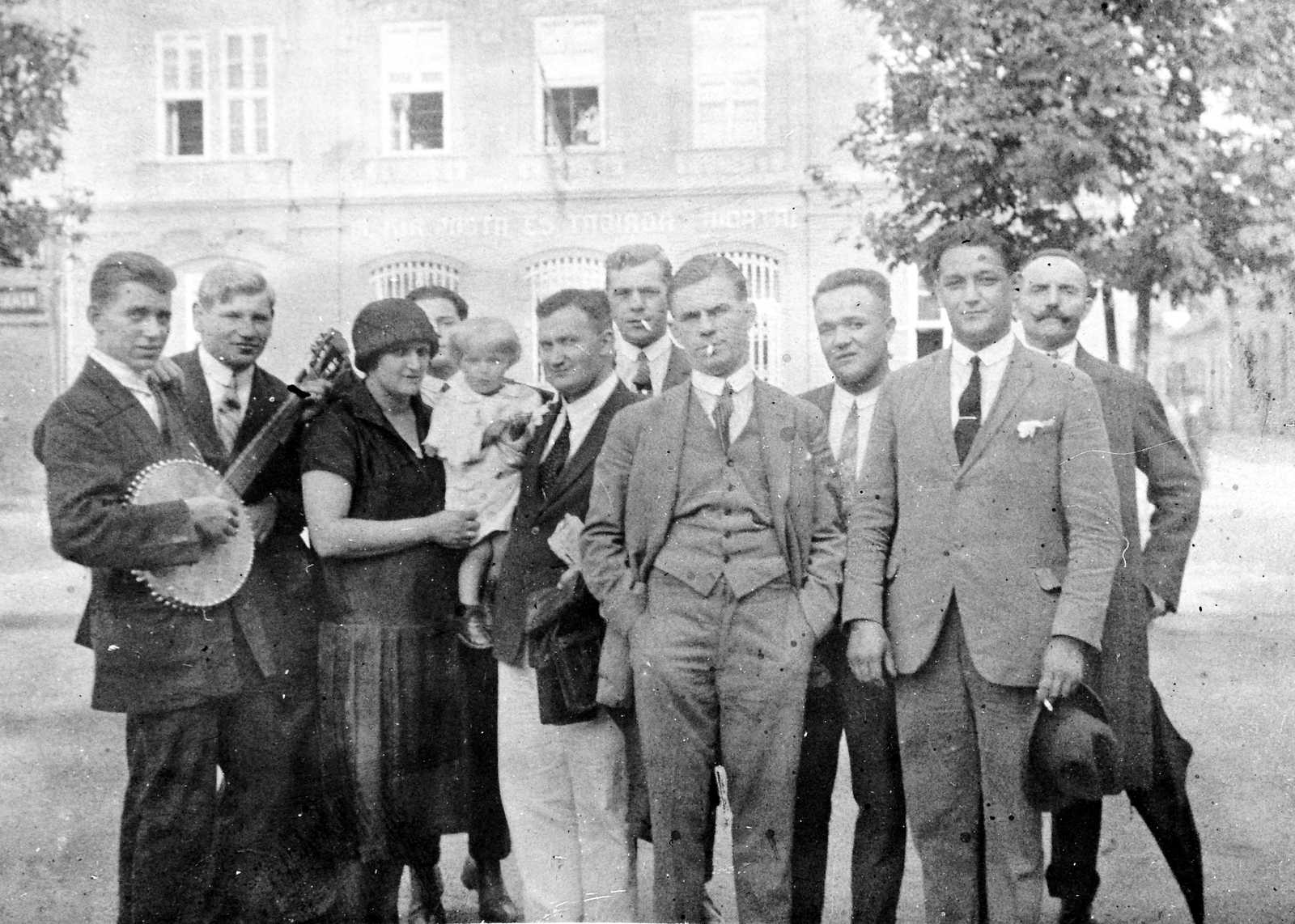 Hungary, Esztergom, Széchenyi tér 3., postahivatal (Müller-ház)., 1929, Fortepan, smoking, musical instrument, tableau, men, musician, woman, kid, Fortepan #7758