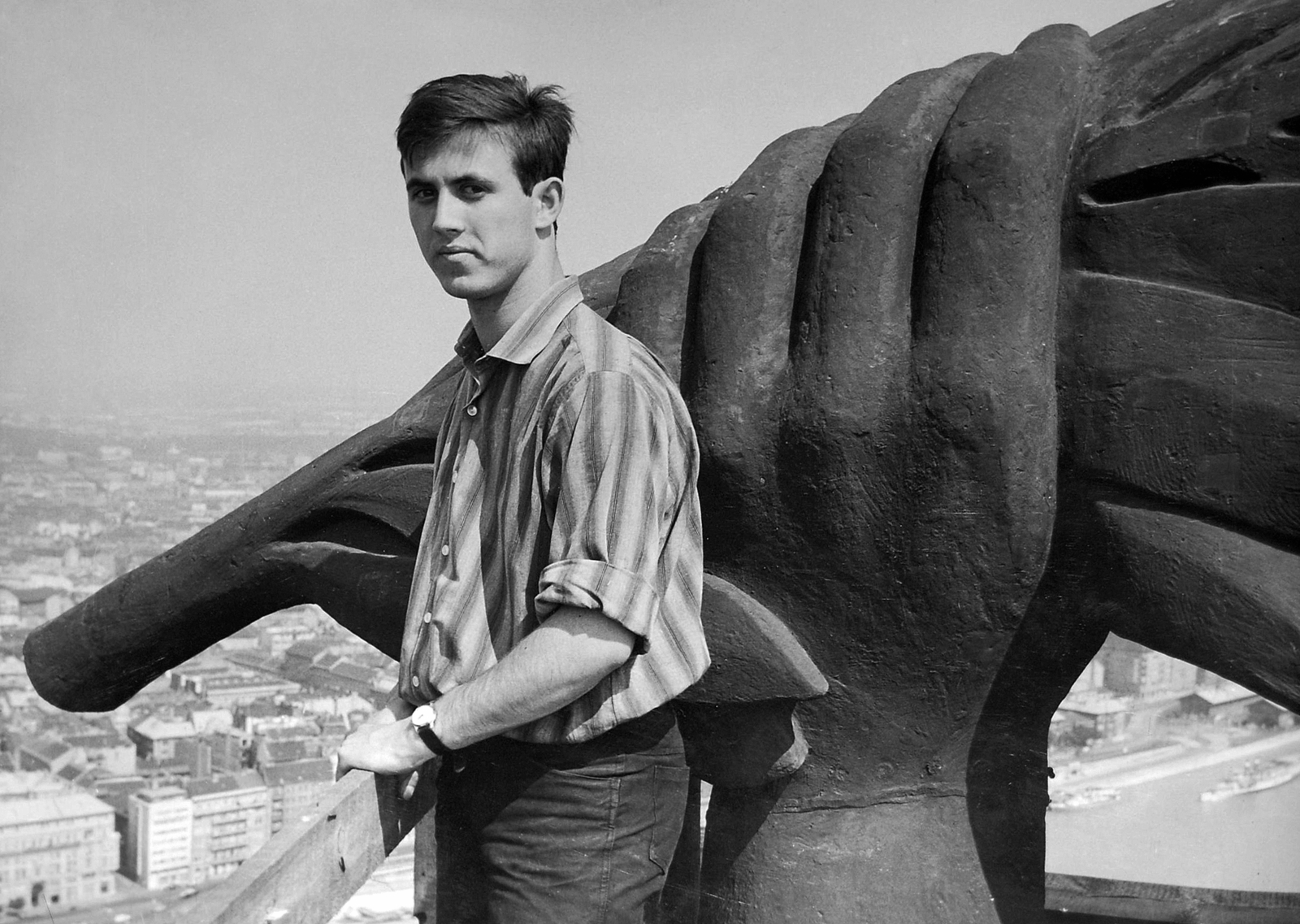 Hungary, Budapest XI., a Szabadság-szobor részlete, háttérben a Belgrád rakpart., 1966, Pálffy György, freedom, sculpture, monument, picture, man, palm branch, Budapest, standing on a sculpture, Fortepan #77585