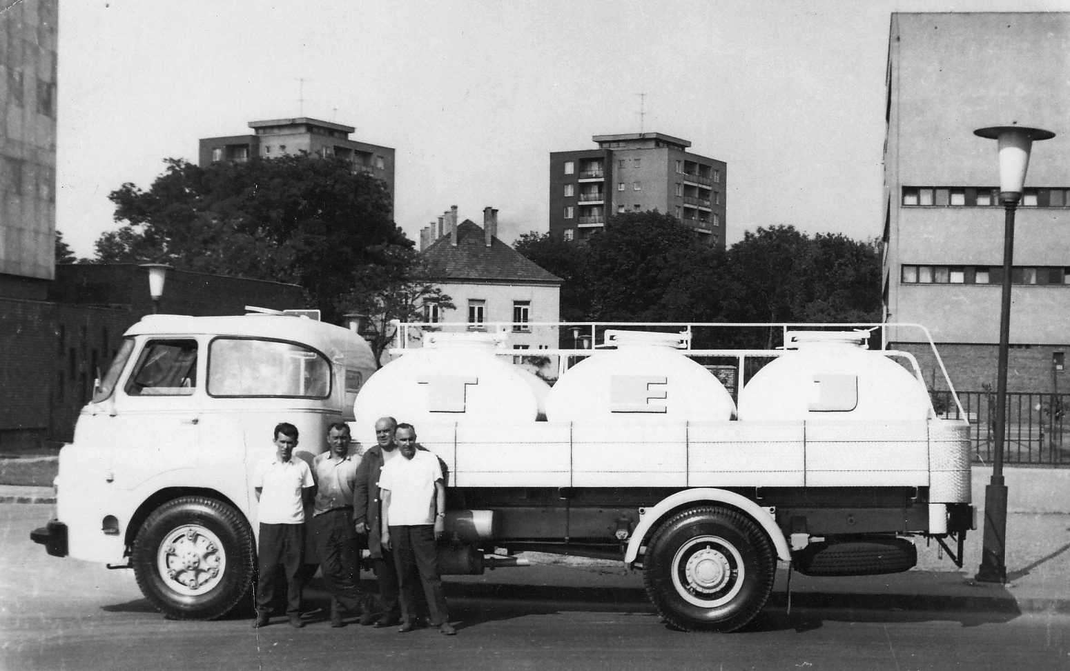 Magyarország, Budapest X., Bánya utca - Halom köz sarok, a Csepel D-705 típusú tejszállító tehergépjármű. Háttérben az Előd utca melletti épületek láthatók., 1973, Sebestyén Bence, magyar gyártmány, teherautó, Csepel-márka, lámpaoszlop, Csepel D-705, Budapest, Fortepan #77595